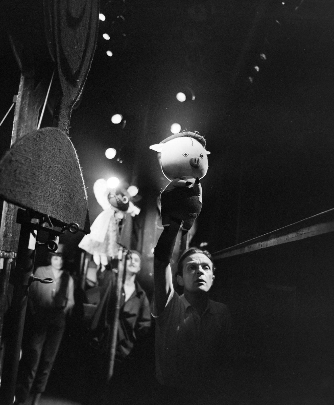 Magyarország, Budapest VI., Andrássy út (Népköztársaság útja) 69., Állami Bábszínház, Tóth Eszter Piroska és a három kismalac című bábjátéka. A felvétel a kulisszák mögött készült., 1965, Bojár Sándor, Budapest, Fortepan #177651