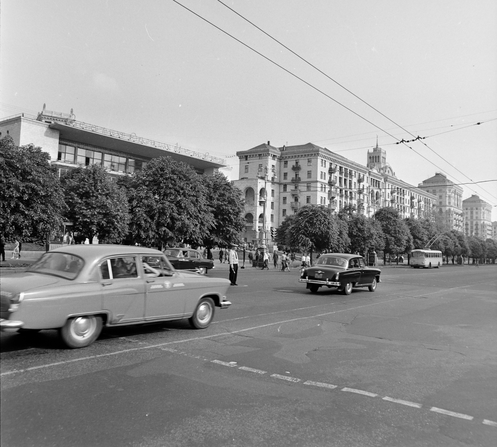 Ukrajna, Kijev, Hrescsatik sugárút a Prorizna (Szverdlov) út felől nézve, balra a Hrescsatik metróállomás., 1965, Bojár Sándor, Szovjetunió, Fortepan #177656