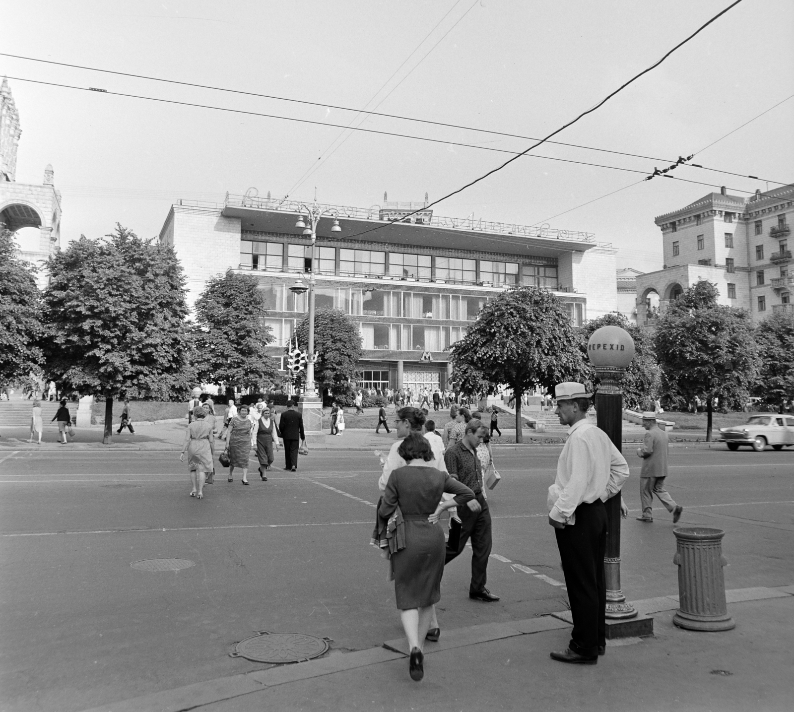 Ukrajna, Kijev, Hrescsatik sugárút a Prorizna (Szverdlov) utca sarkától nézvw, szemben a Hrescsatik metróállomás., 1965, Bojár Sándor, Szovjetunió, Fortepan #177657