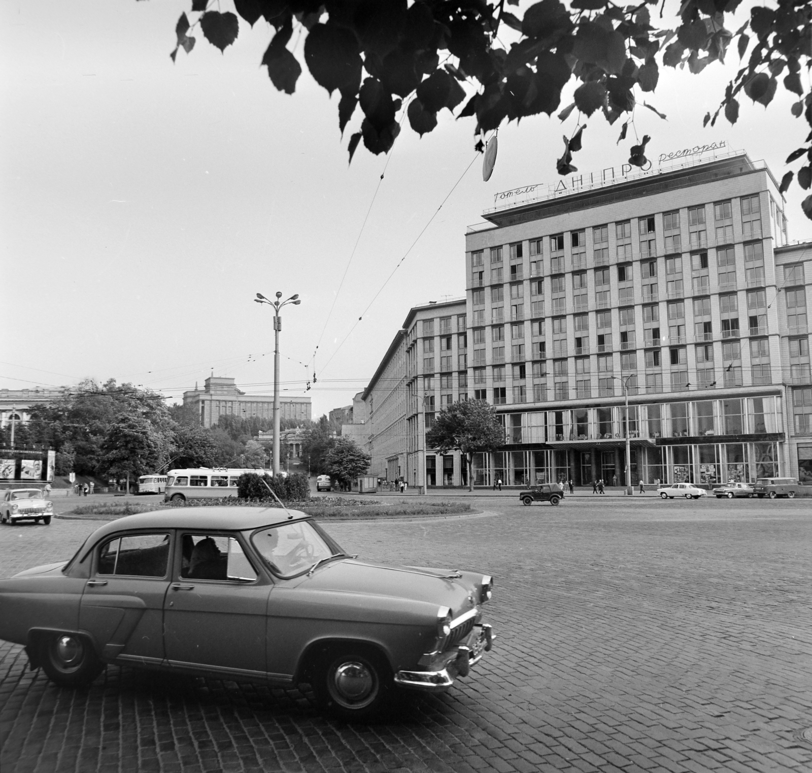 Ukraine, Kyiv, Európa tér (Lenini Komszomol tere), szemben balra a Mihajlo Hrusevszkij utca, jobbra a Dnyipro hotel., 1965, Bojár Sándor, Fortepan #177662