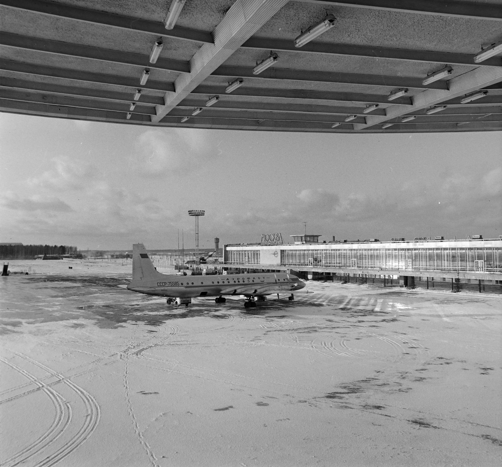 Russia, Moscow, Seremetyevo repülőtér., 1966, Bojár Sándor, airplane, Ilyushin-brand, Aeroflot airlines, Fortepan #177670