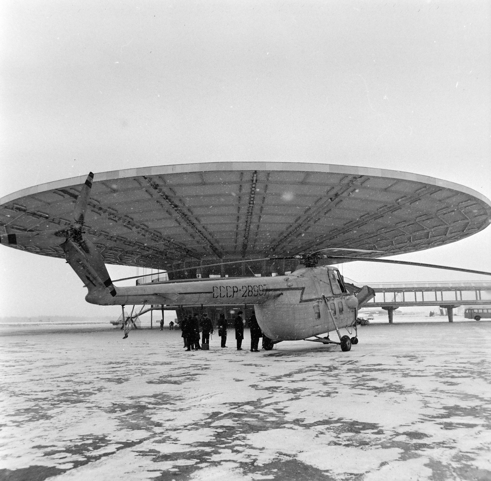 Russia, Moscow, Seremetyevo repülőtér., 1966, Bojár Sándor, helicopter, Aeroflot airlines, Mil-brand, Fortepan #177671