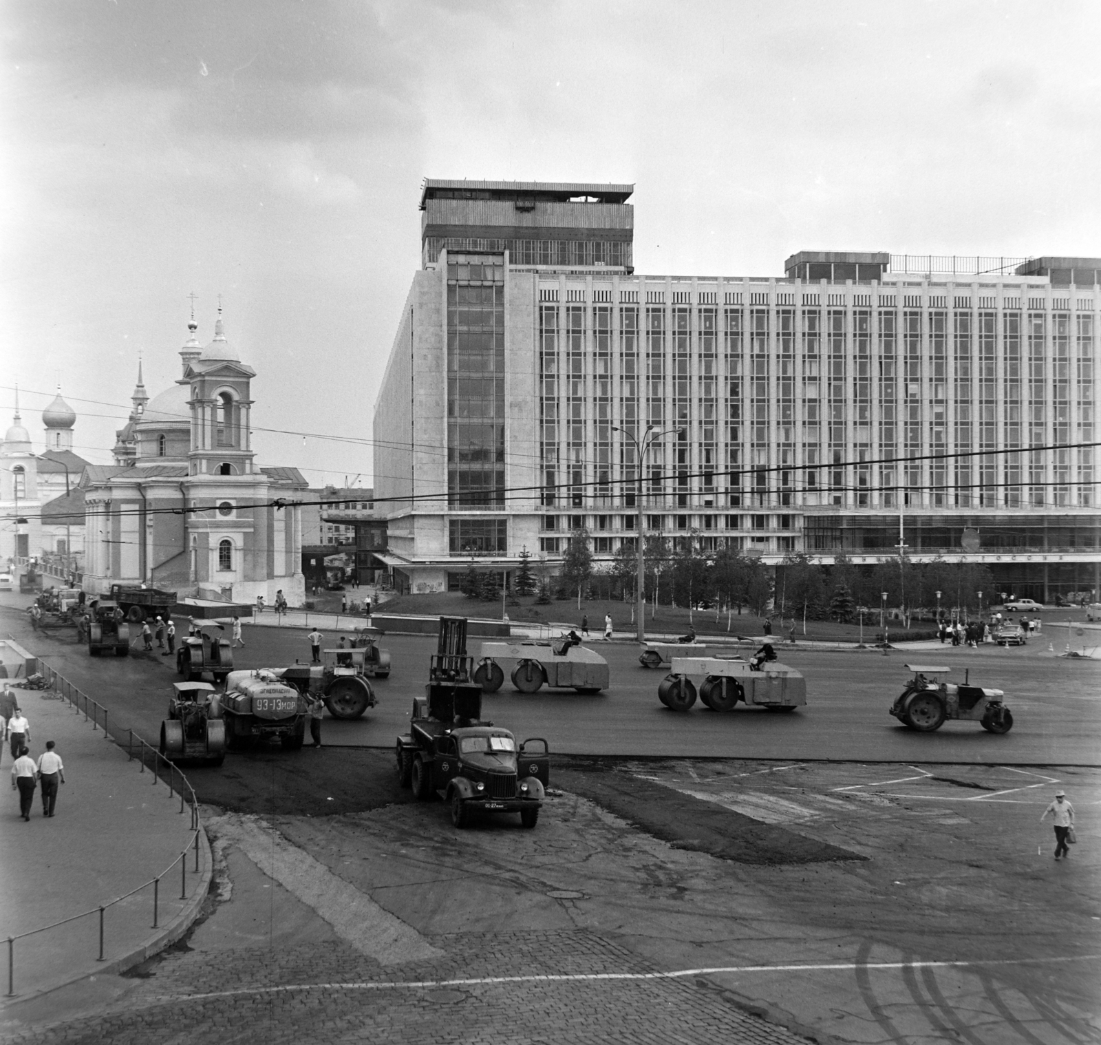 Oroszország, Moszkva, a Szent Borbála-templom és a Rosszija szálló a Vörös tér felől nézve, balra a Varvarka (Razina) utca., 1968, Bojár Sándor, Szovjetunió, Fortepan #177675