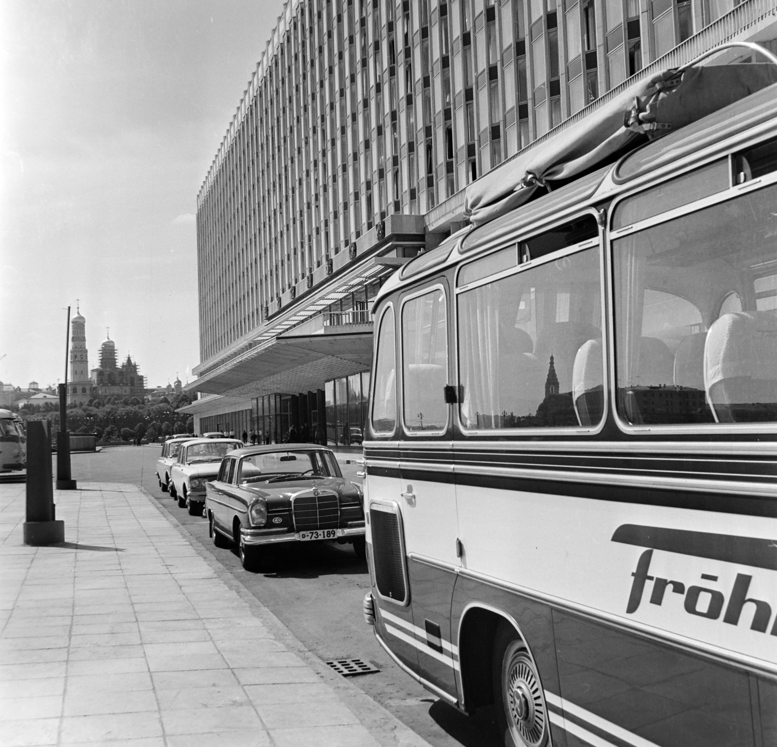 Russia, Moscow, a felvétel a Rosszija szálló előtt készült, a háttérben a Kreml-ben a III. (Nagy) Iván harangtorony látszik., 1968, Bojár Sándor, Soviet Union, Fortepan #177678