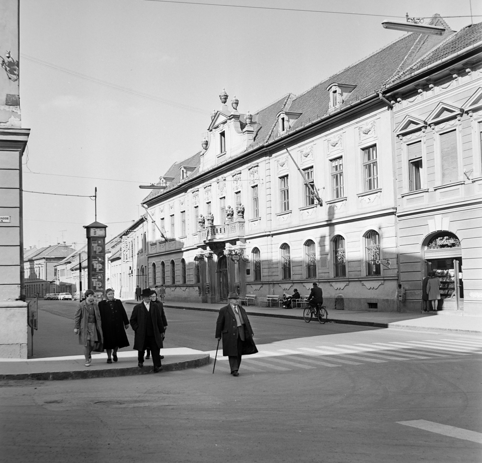 Hungary, Eger, balra a Csiky Sándor utca, szemben a Széchenyi István (Széchenyi) utca a postahivatal épületével., 1967, Bojár Sándor, Fortepan #177701