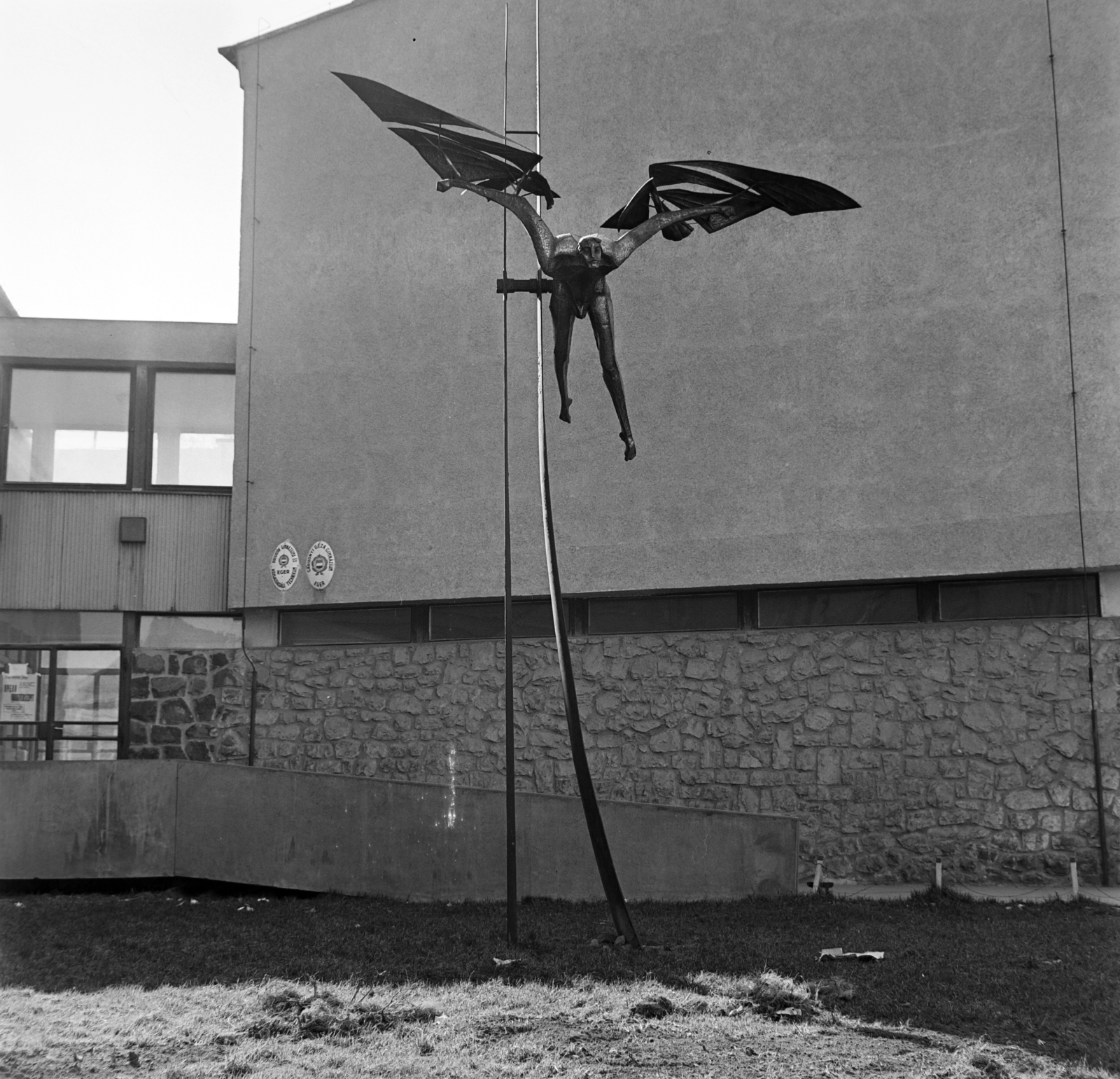 Hungary, Eger, Csiky Sándor utca a Gárdonyi Géza Gimnázium épülete előtt, Segesdi György alkotása (1964) Daidalosz-szobor., 1967, Bojár Sándor, Fortepan #177702