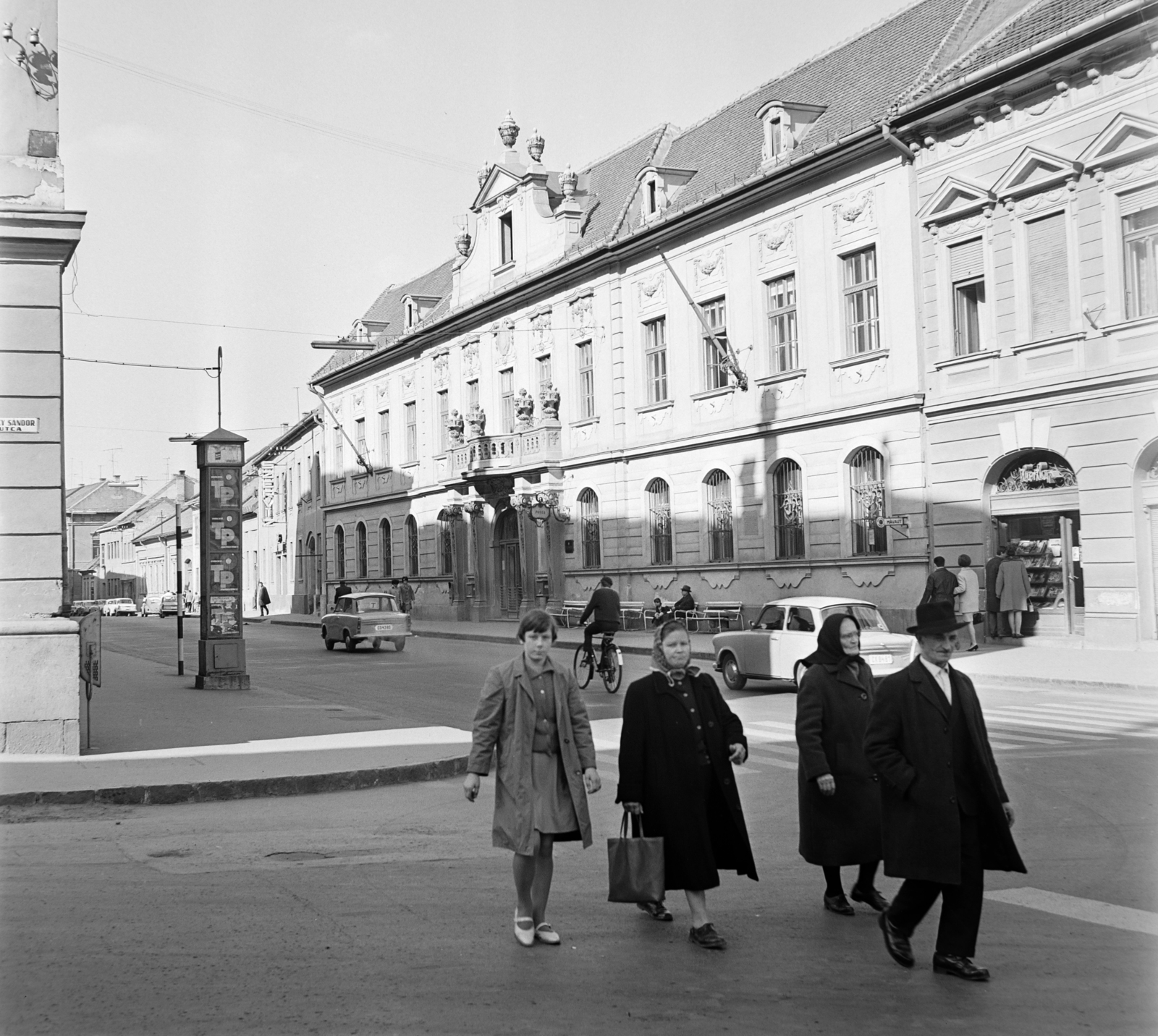 Hungary, Eger, balra a Csiky Sándor utca, szemben a Széchenyi István (Széchenyi) utca a postahivatal épületével., 1967, Bojár Sándor, bicycle, crosswalk, Fortepan #177704