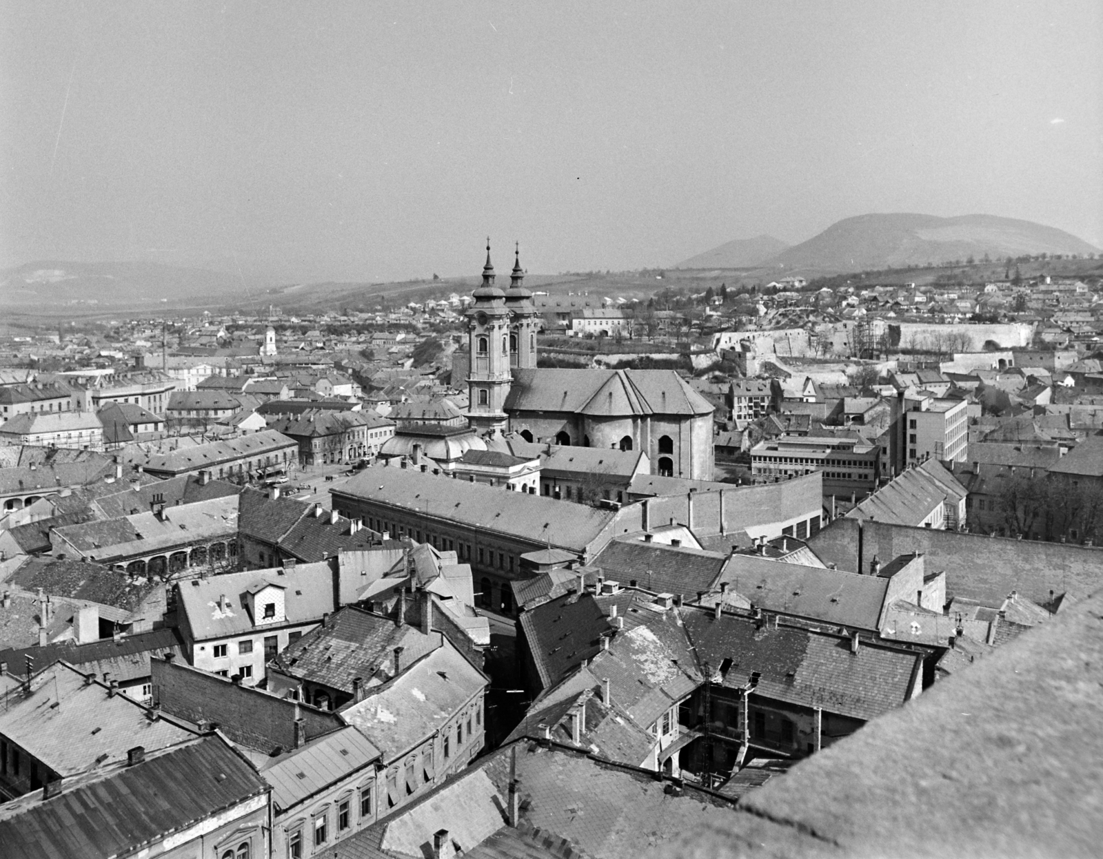 Magyarország, Eger, kilátás a Líceum teraszáról a Dobó István téren álló Minorita templom felé., 1967, Bojár Sándor, Fortepan #177740