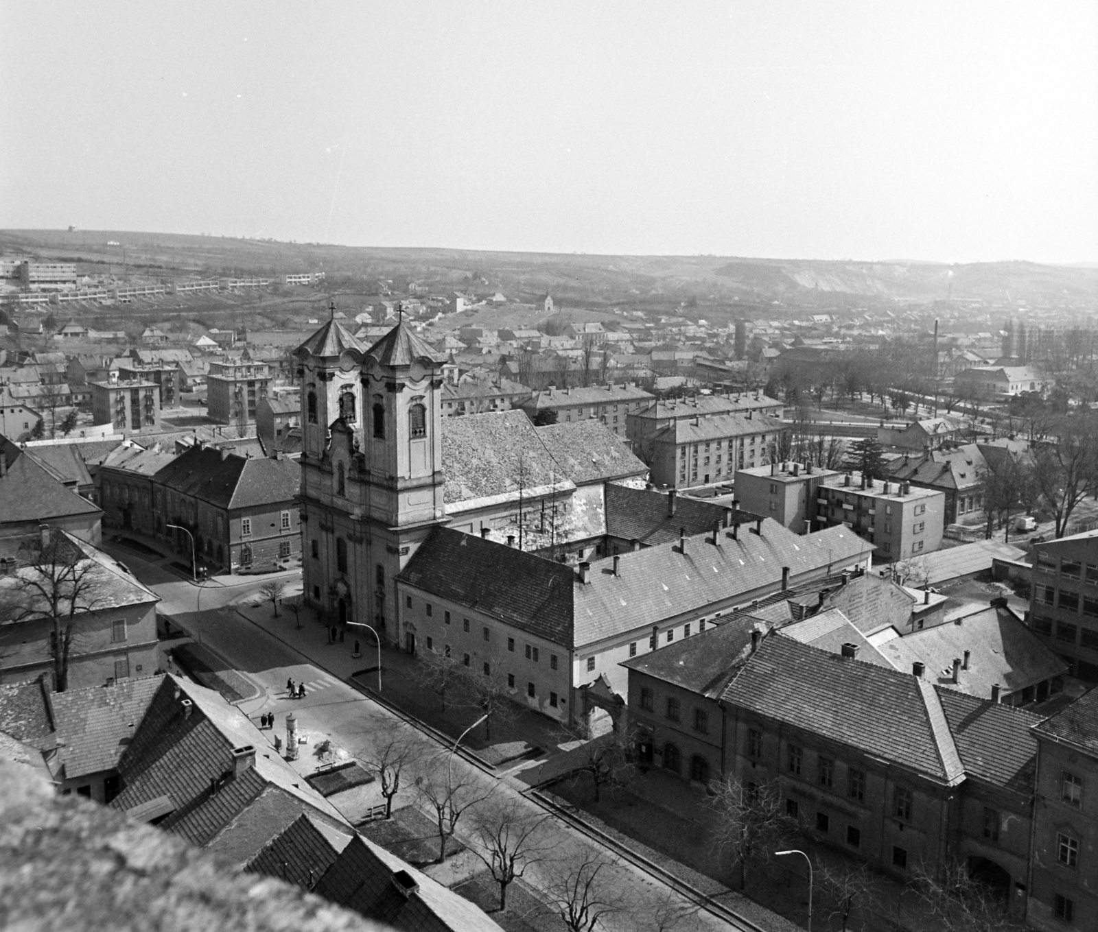 Hungary, Eger, kilátás a Líceum teraszáról a Kossuth Lajos utca és a Ferences templom felé., 1967, Bojár Sándor, Fortepan #177742