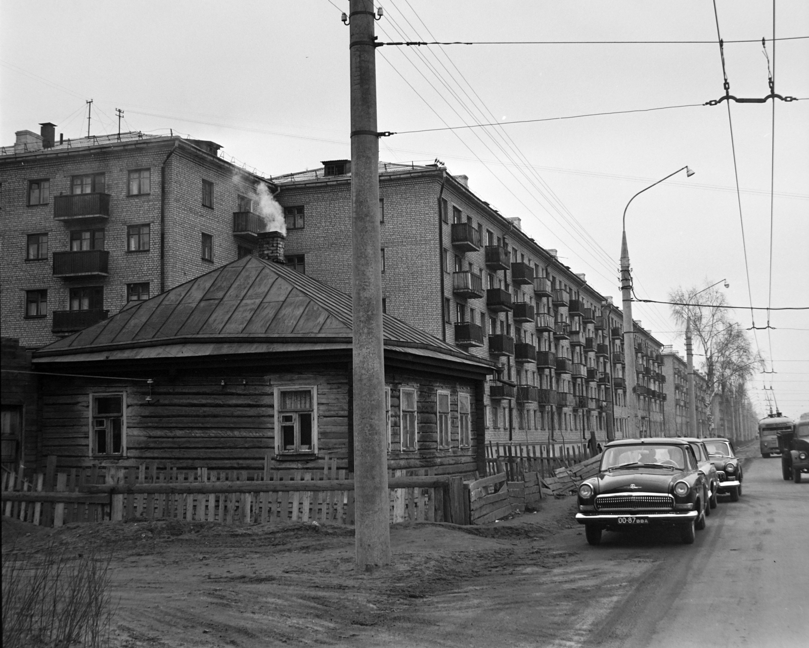 Russia, Voronezh, Lenin sugárút, az Olhovij átjáró torkolata felő nézve, a régi ház mögött a 26/1. számú saroképület,, 1964, Bojár Sándor, Soviet Union, Fortepan #177750