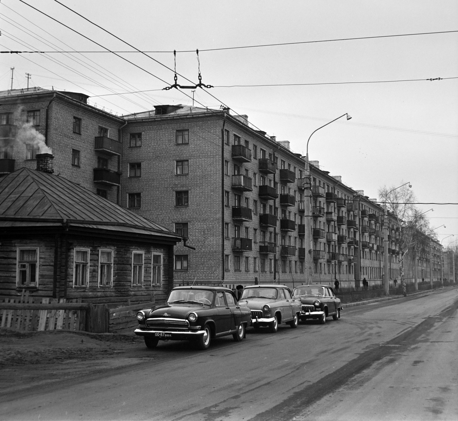 Russia, Voronezh, Lenin sugárút, az Olhovij átjáró torkolata felő nézve, a régi ház mögött a 26/1. számú saroképület,, 1964, Bojár Sándor, Soviet Union, Fortepan #177751