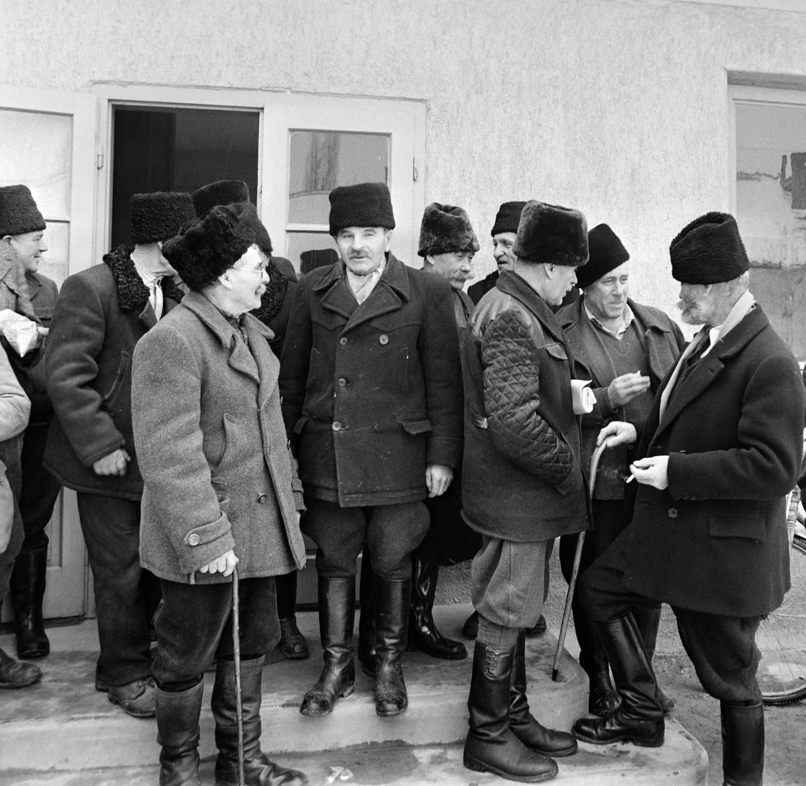 Magyarország, Dömsöd, a felvétel a Petőfi Tsz zárszámadó taggyűlése alkalmával a kultúrház előtt készült., 1965, Bojár Sándor, Fortepan #177760