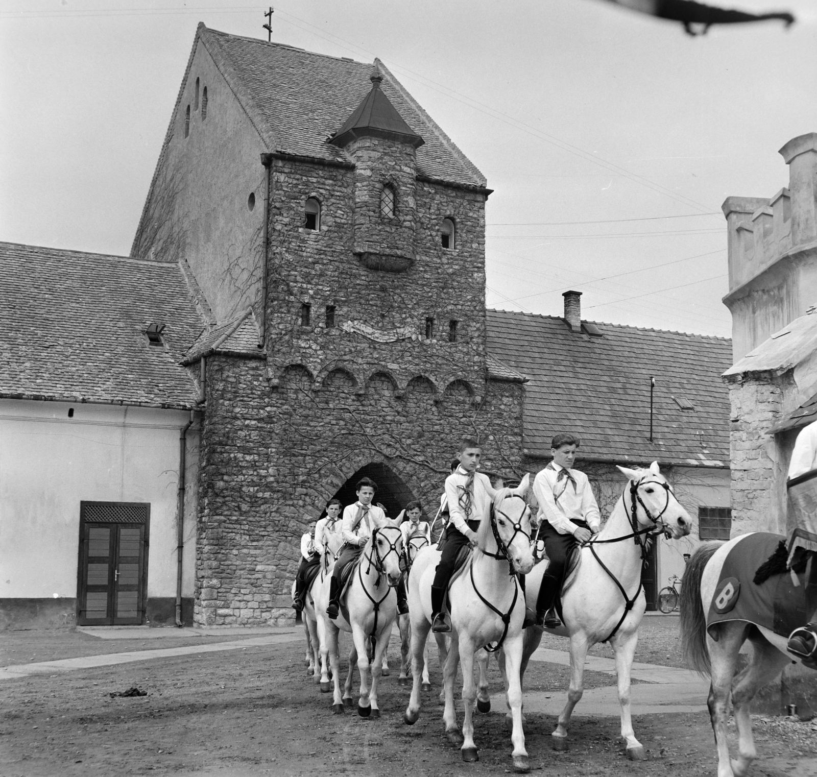 Magyarország, Bábolna, Ménesudvar, a Hősök Kapuja előtt a bábolnai Állami Gazdaság lovas úttörő szakkörének tagjai., 1965, Bojár Sándor, Fortepan #177769