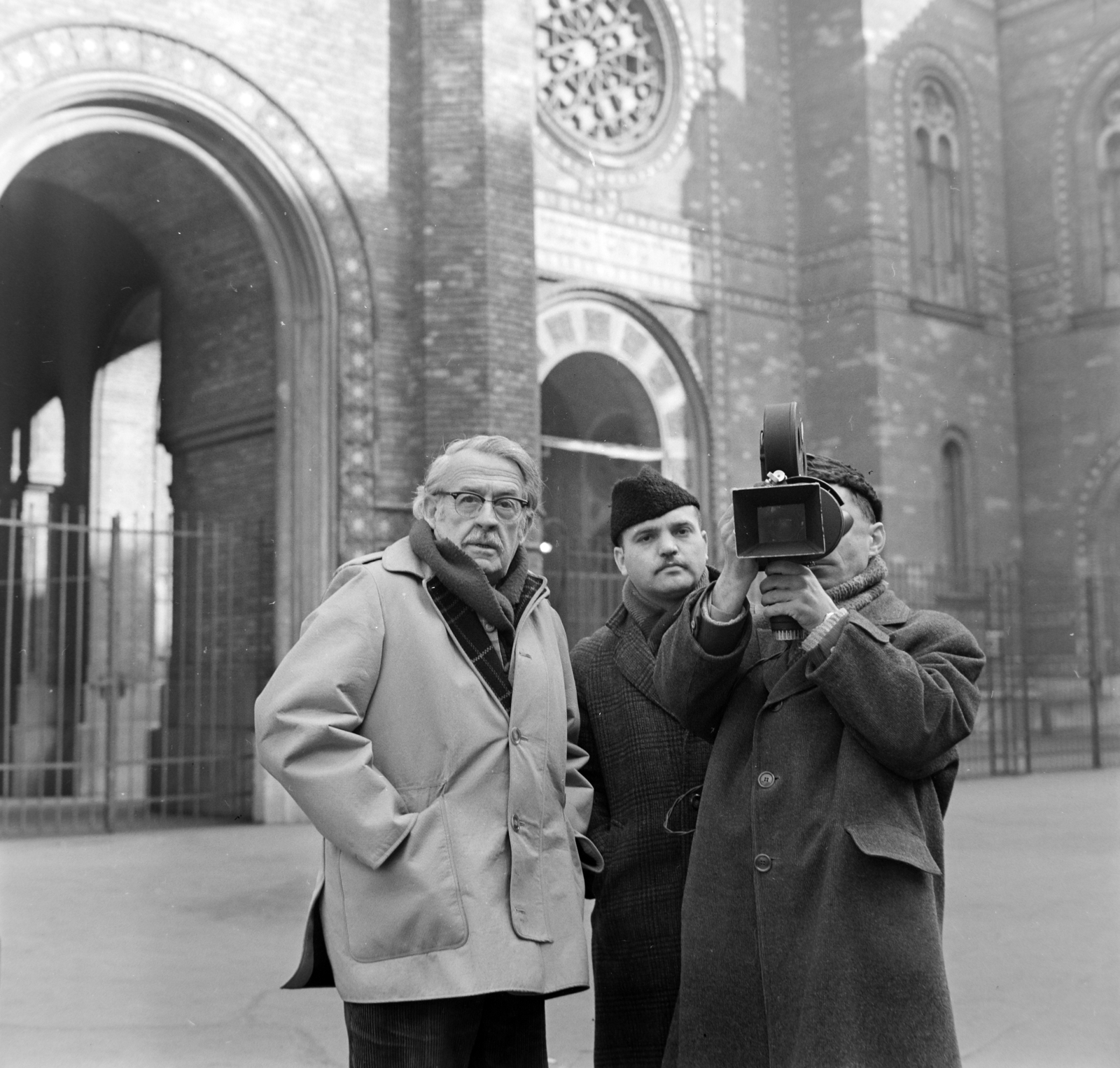 Hungary, Budapest VII., Dohány utca, a felvétel a zsinagóga előtt készült. Balra Alberto Cavalcanti brazil filmrendező a Herzl Tivadarról, a zsidó állam megálmodójáról szóló dokumentumfilm rendezője., 1967, Bojár Sándor, Budapest, Fortepan #177775