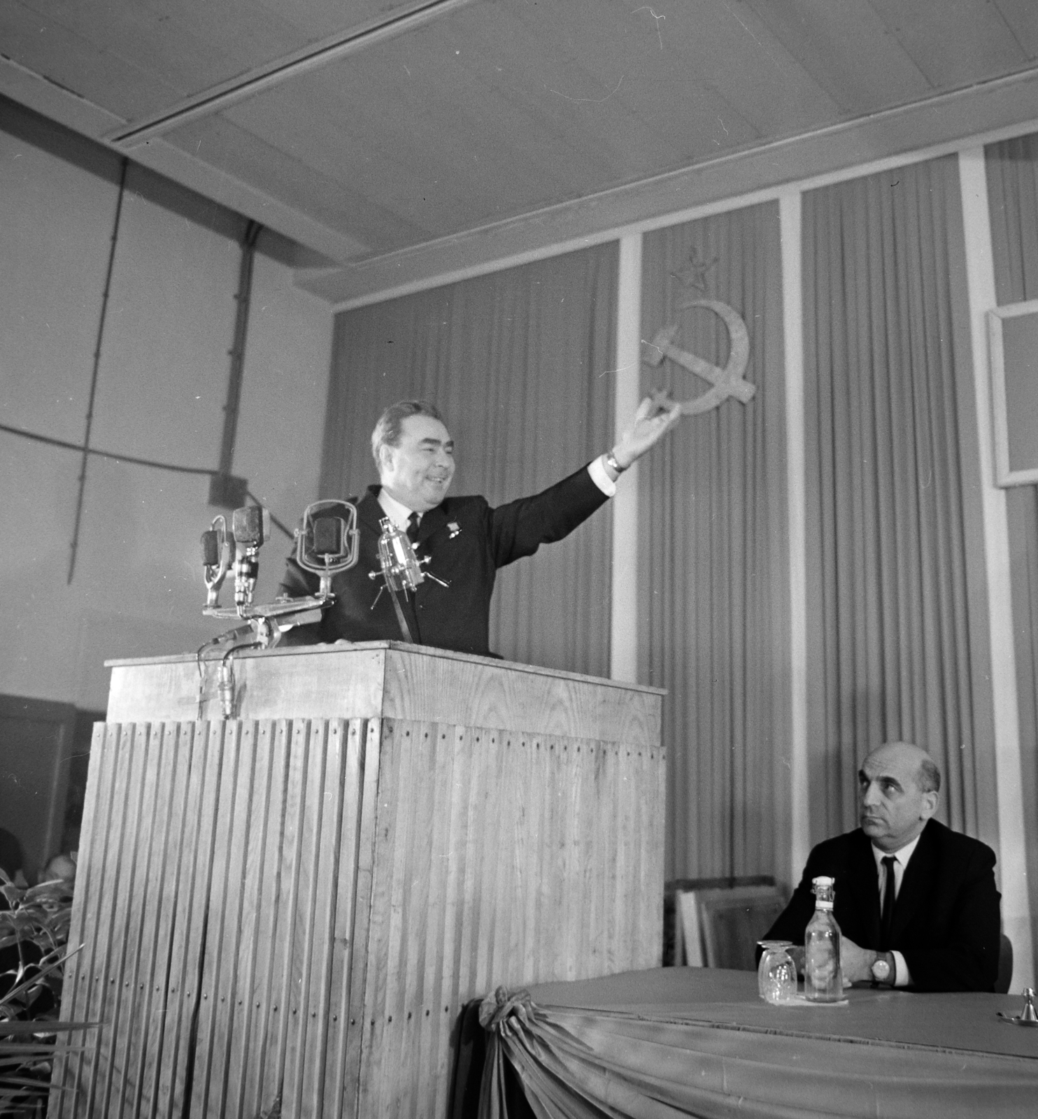 Magyarország, Budapest XI., Fehérvári út 70., Beloiannisz Híradástechnikai Gyár (BHG), Leonyid Iljics Brezsnyev, az SZKP főtitkárának látogatása 1966 december 1-én., 1966, Bojár Sándor, Budapest, Best of, híres ember, politikus, sarló és kalapács, mikrofon, gesztus, Fortepan #177780