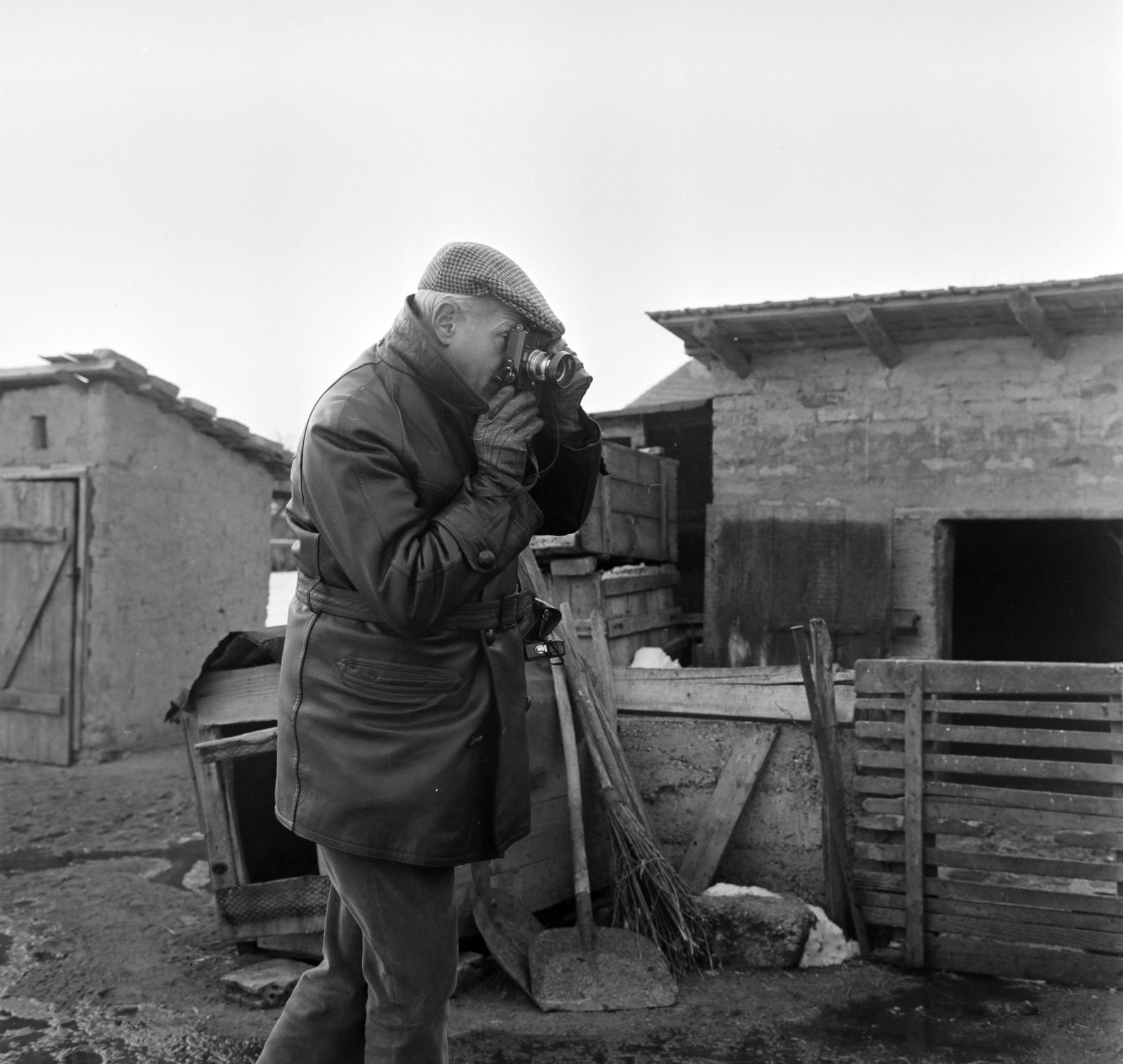 Hungary, Ercsi, Henri Cartier-Bresson francia fotóművész disznóvágáson., 1964, Bojár Sándor, Fortepan #177782