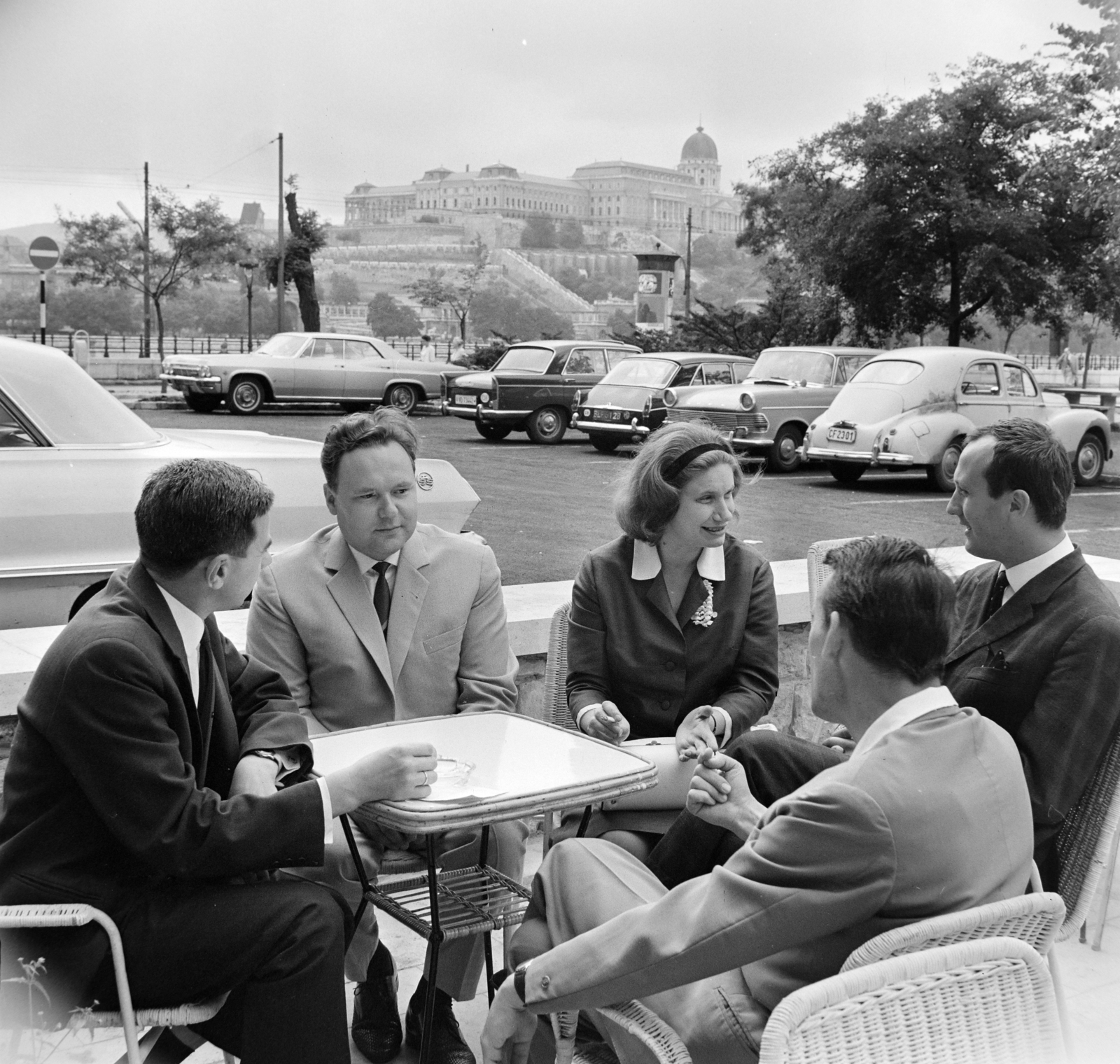 Magyarország, Budapest V., Dunakorzó a Petőfi térnél, szemben középen Gerd Natschinski zeneszerző és Siklós Olga dramaturg, rendező., 1965, Bojár Sándor, automobil, Chevrolet Impala, Budapest, Fortepan #177792