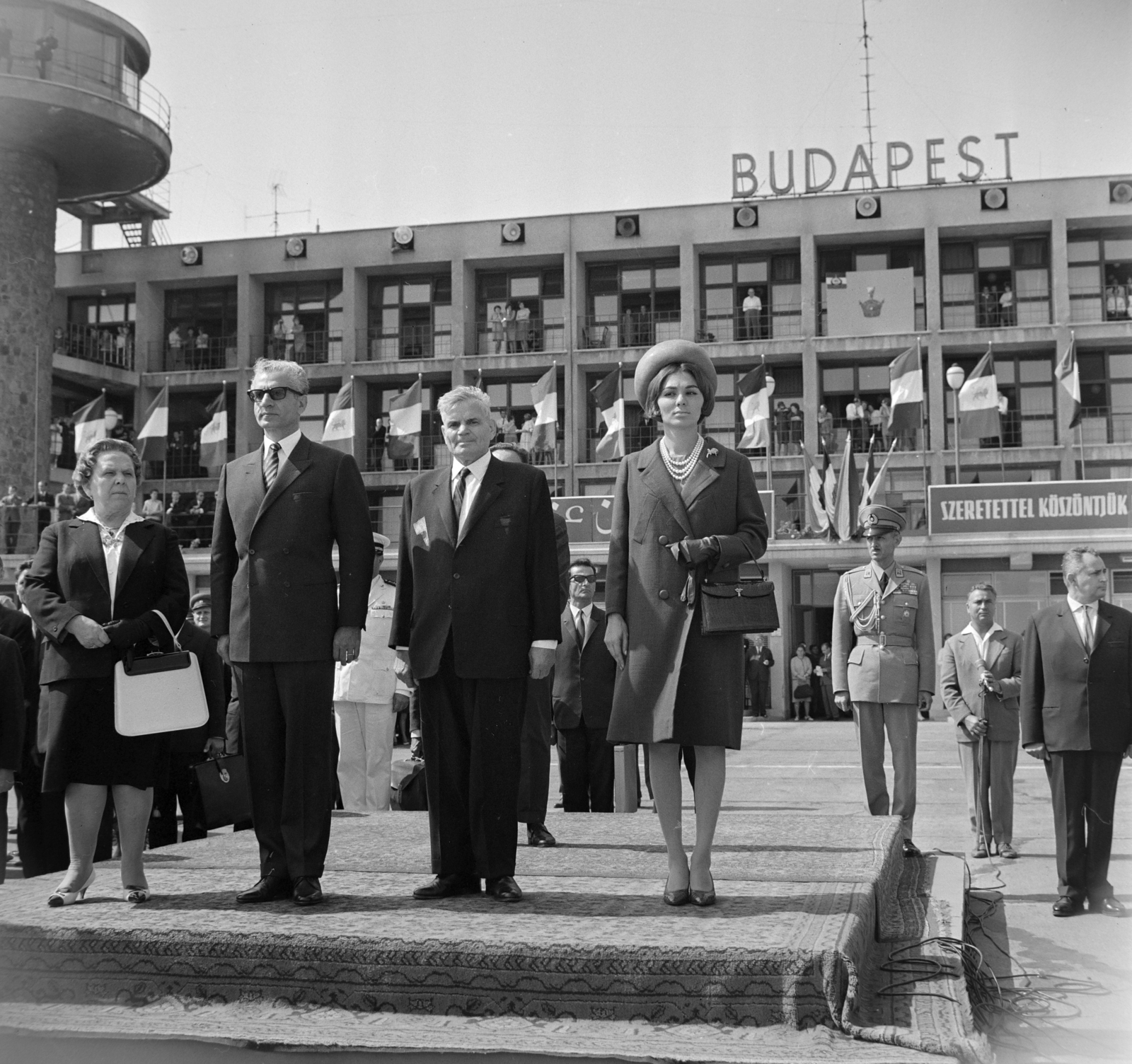 Magyarország, Ferihegyi (ma Liszt Ferenc) repülőtér, Budapest XVIII., balról Dobi Istvánné, mellette Reza Pahlavi iráni sah, Dobi István államfő és a sah felesége, Farah Pahlavi. A felvétel a sah és felesége érkezésekor 1966. szeptember 6-án készült., 1966, Bojár Sándor, Budapest, Best of, Fortepan #177797