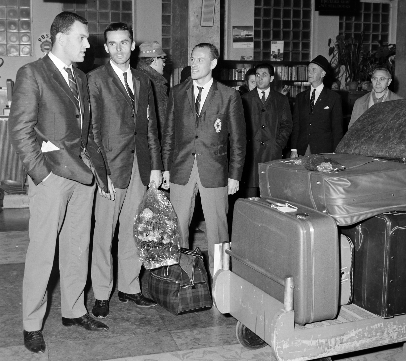 Hungary, Ferihegy (now - Ferenc Liszt) International Airport, Budapest XVIII., a melbourne-i öttusa VB-n világbajnoki címet nyert magyar csapat, Móna István, Balczó András és Török Ferenc hazaérkezése 1966. november 15-én., 1966, Bojár Sándor, Budapest, airport, uniform, suitcase, bag, flower, sportsperson, Fortepan #177813