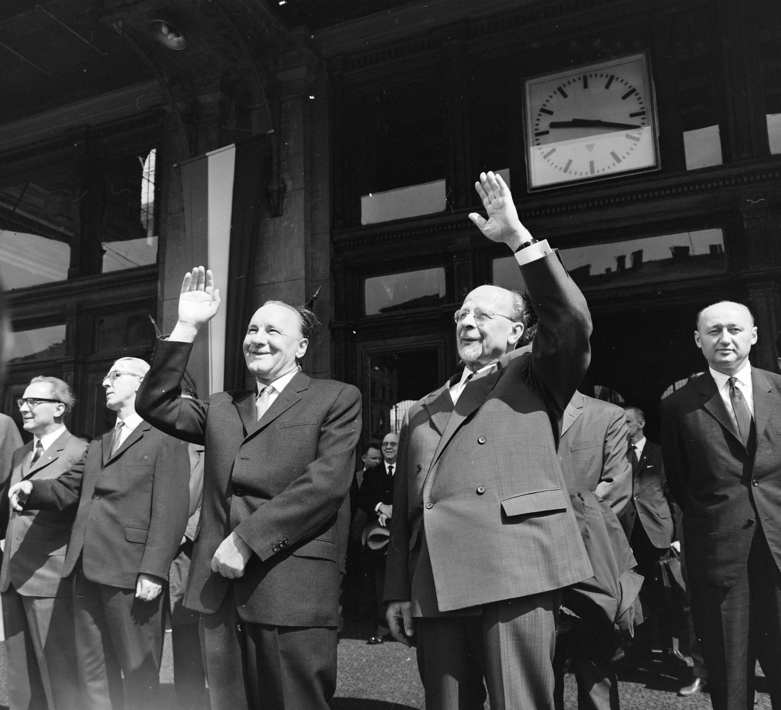 Magyarország, Budapest VIII., a Keleti pályaudvar érkezési oldala. Az NDK párt- és kormányküldöttségének ünnepélyes fogadása 1967. május 18-án. Előtérben jobbról Walter Ulbricht, Kádár János, Willi Stoph, mögöttük jobbra Biszku Béla., 1967, Bojár Sándor, Budapest, Pragotron-márka, Fortepan #177822