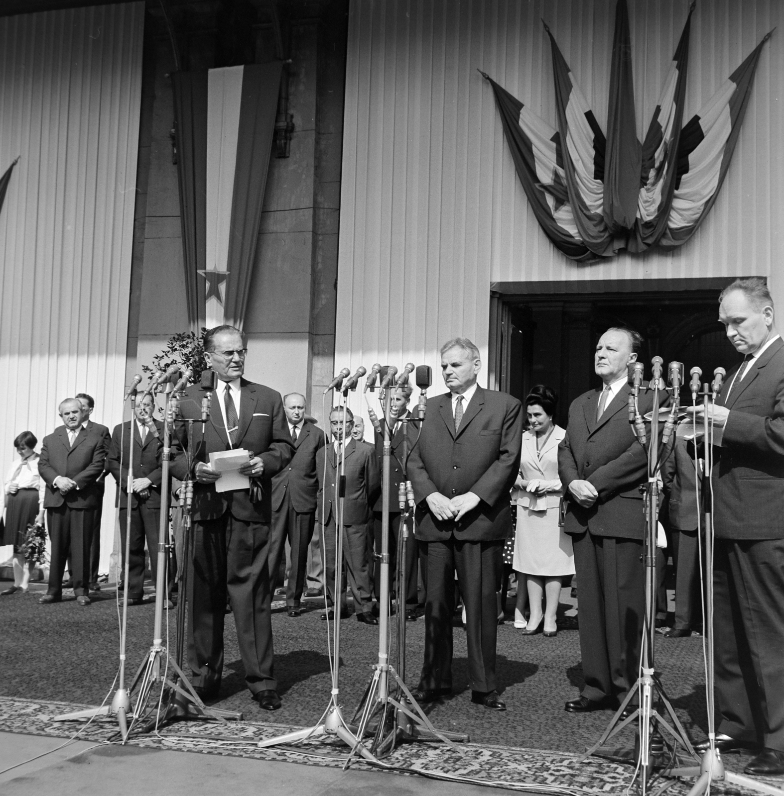 Hungary, Budapest VIII., a Keleti pályaudvar érkezési oldala. Josip Broz Tito (balra) fogadása 1964. szeptember 11-én. Középen Dobi István és Kádár János., 1964, Bojár Sándor, Yugoslavia, Budapest, Fortepan #177825