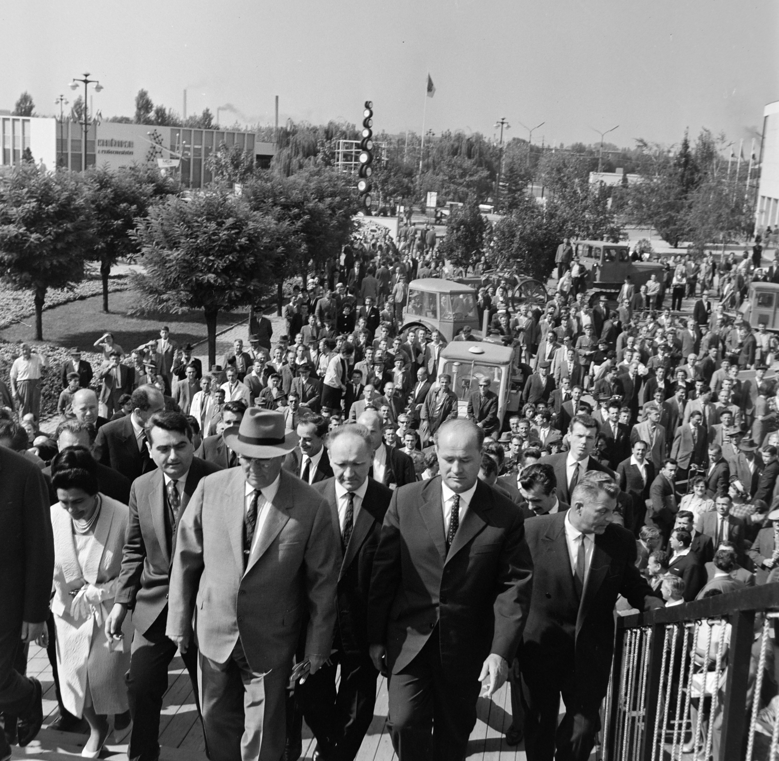 Hungary, Budapest X., Mezőgazdasági Kiállítás az Albertirsai úti vásár területén. A felvétel Josip Broz Tito (világos öltönyben) látogatásakor, 1964. szeptember 15-én készült. Jobbra mellette Losonczi Pál., 1964, Bojár Sándor, Budapest, Fortepan #177829