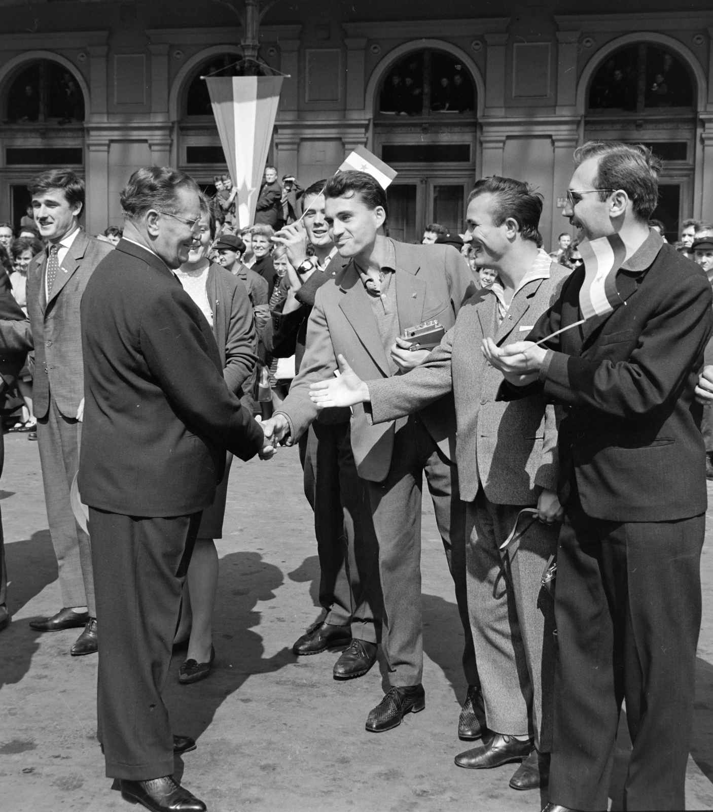 Magyarország, Budapest VIII., a Keleti pályaudvar érkezési oldala. Josip Broz Tito (balra fogadása 1964. szeptember 11-én., 1964, Bojár Sándor, Budapest, Fortepan #177832