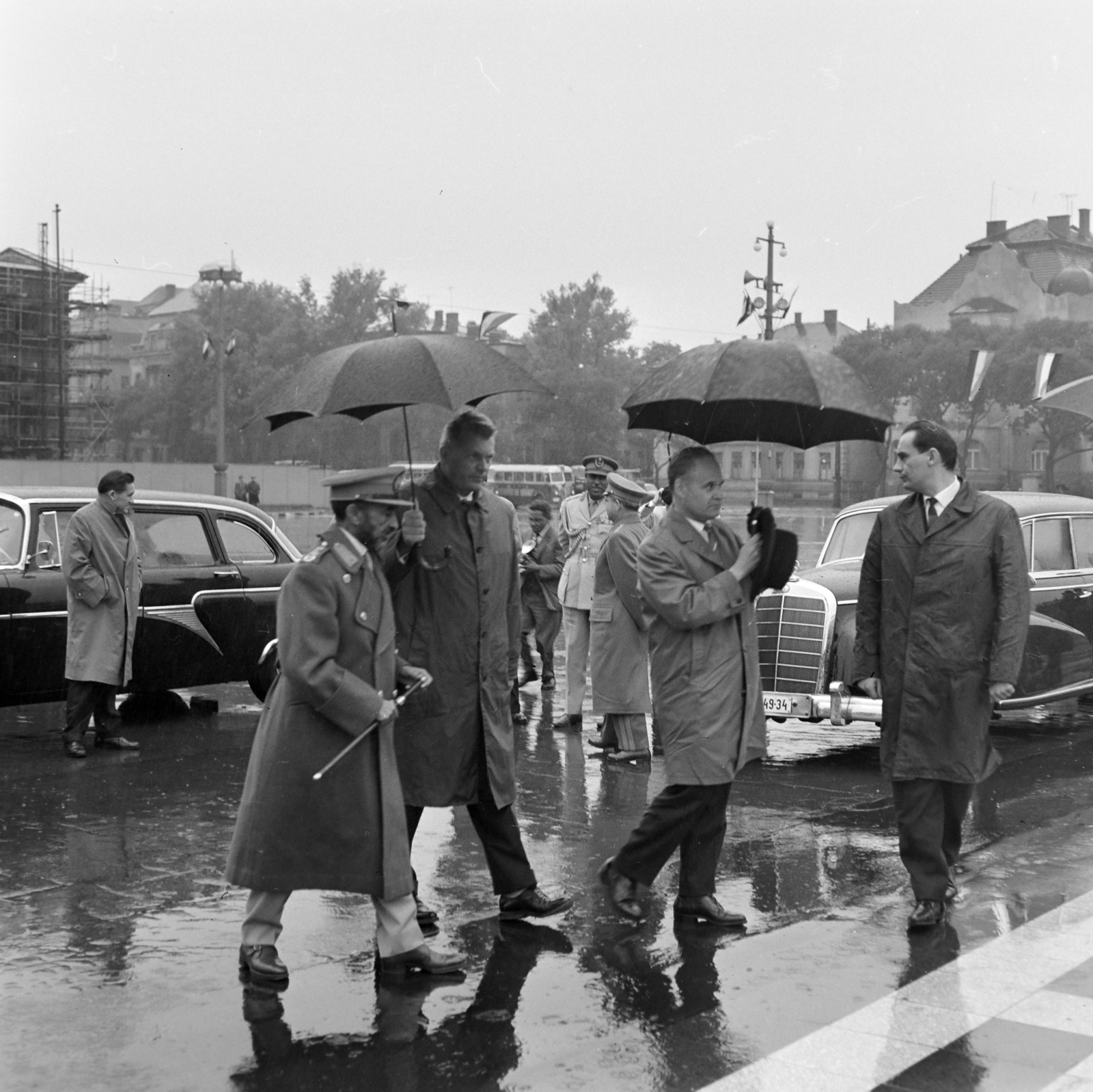 Hungary, Budapest XIV., Hősök tere, Hailé Szelasszié etióp császár (balra) a Hősök emlékkövének megkoszorúzása érkezik, 1964. szeptember 21-én., 1964, Bojár Sándor, Budapest, Fortepan #177836