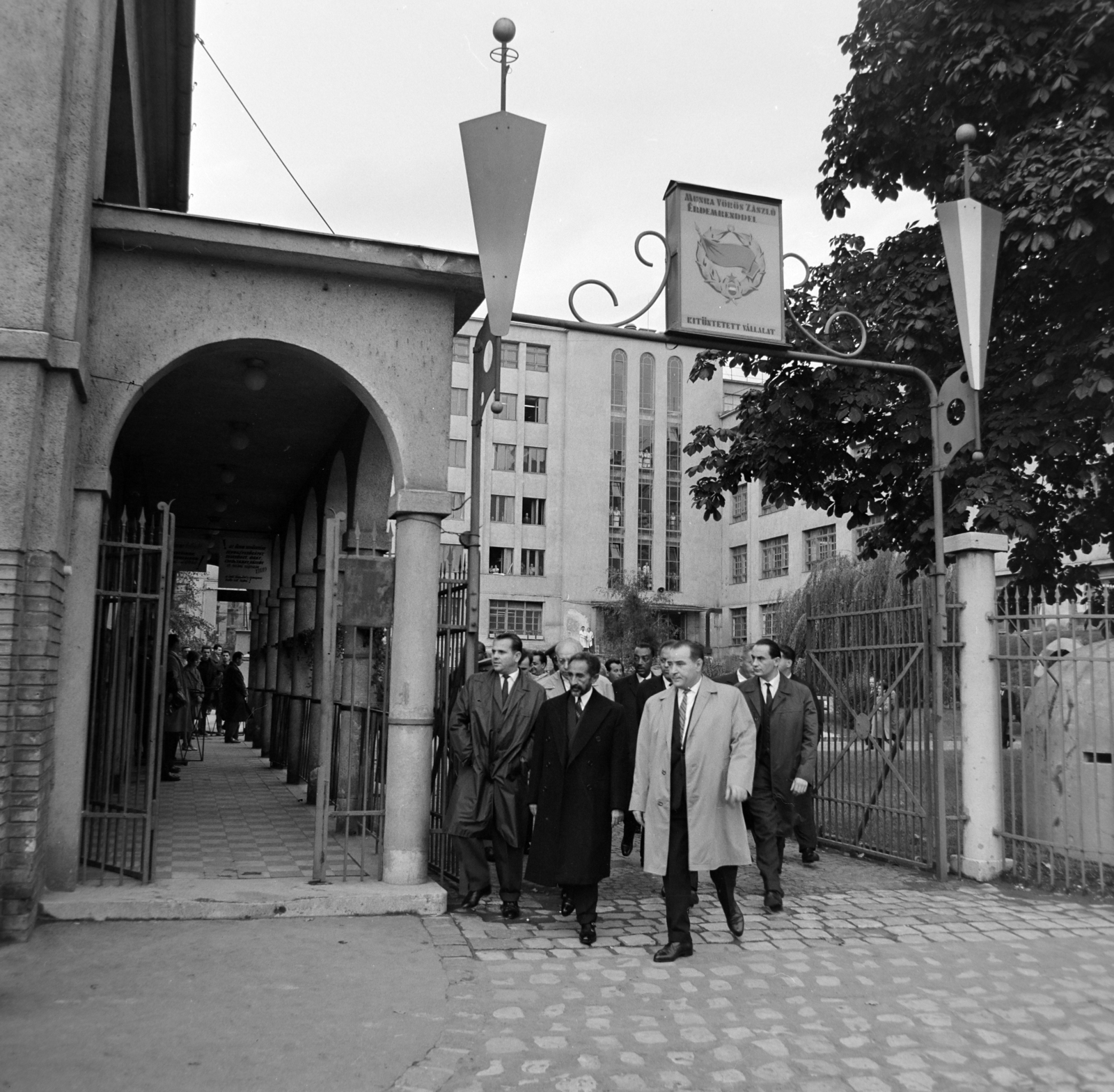 Hungary, Budapest XII., Csörsz utca, a Magyar Optikai Művek (MOM) kapuja, középen Hailé Szelasszié etióp császár a gyárban tett látogatása után., 1964, Bojár Sándor, Budapest, Fortepan #177837