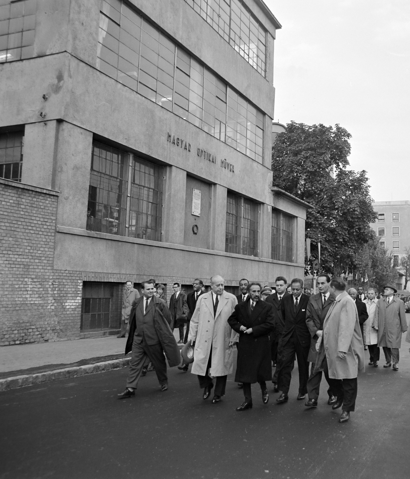 Hungary, Budapest XII., Csörsz utca, a Magyar Optikai Művek (MOM) előtt. Középen, fekete felöltőben Hailé Szelasszié etióp császár, a gyárban tett látogatása után., 1964, Bojár Sándor, Budapest, Fortepan #177838