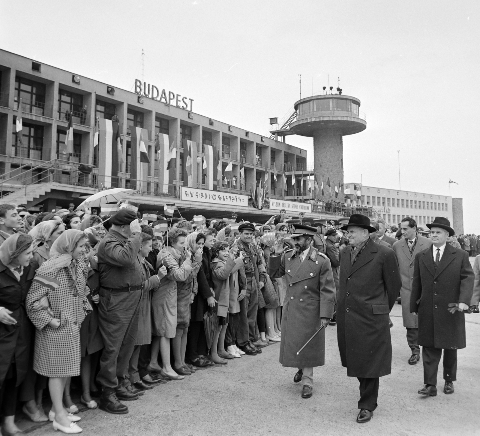 Hungary, Ferihegy (now - Ferenc Liszt) International Airport, Budapest XVIII., Hailé Szelasszié etióp császár búcsúzik a budapestiektől, mellette Dobi istván államfő. A felvétel az etióp uralkodó és kíséretének elutazásakor, 1964. szeptember 23-án készült., 1964, Bojár Sándor, Budapest, Fortepan #177841