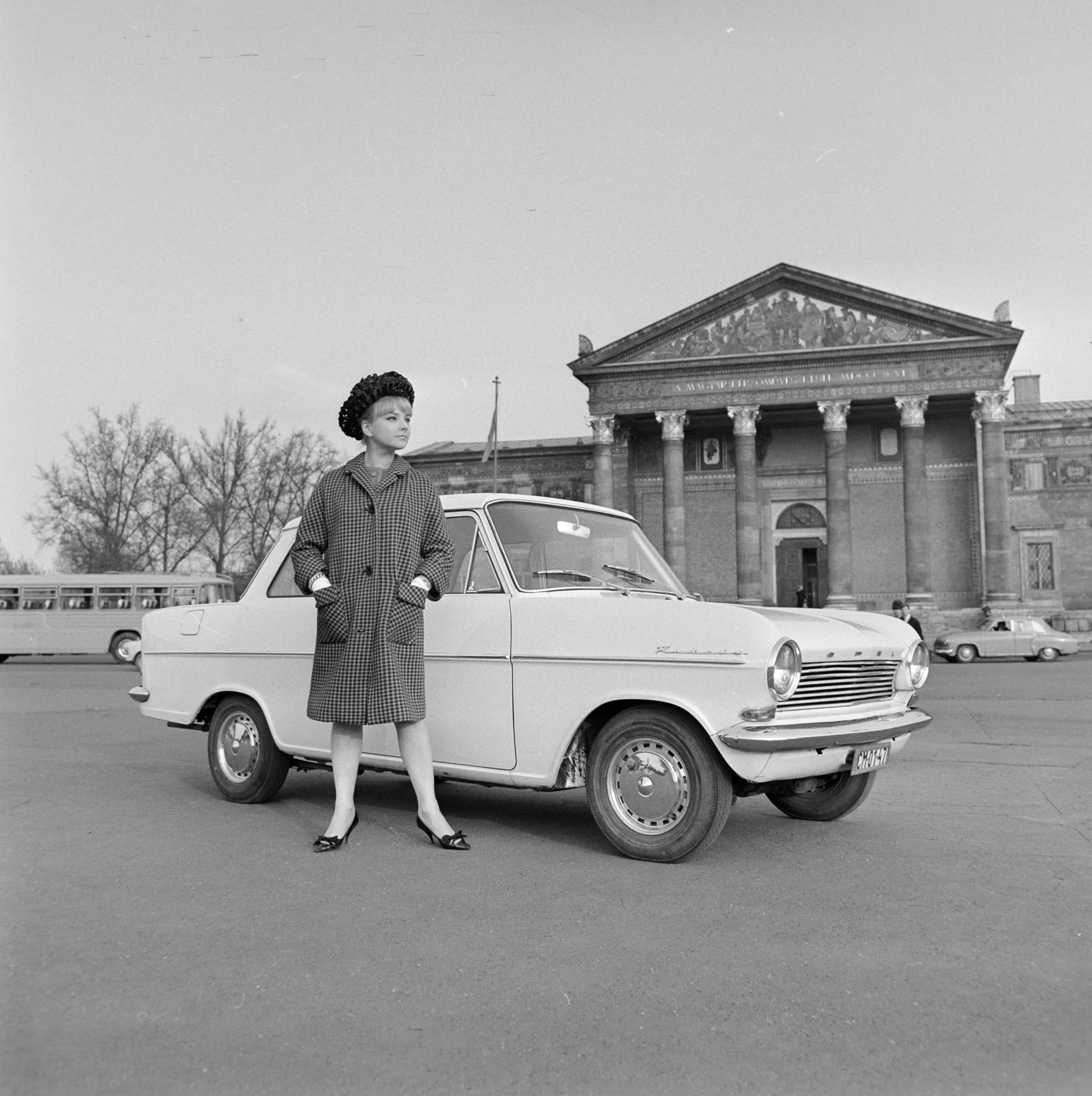 Magyarország, Budapest XIV., Hősök tere, Házy Erzsébet operaénekesnő, háttérben a Műcsarnok., 1966, Bojár Sándor, Opel-márka, Opel Kadett, Budapest, kalap, művész, múzeum, Fortepan #177860