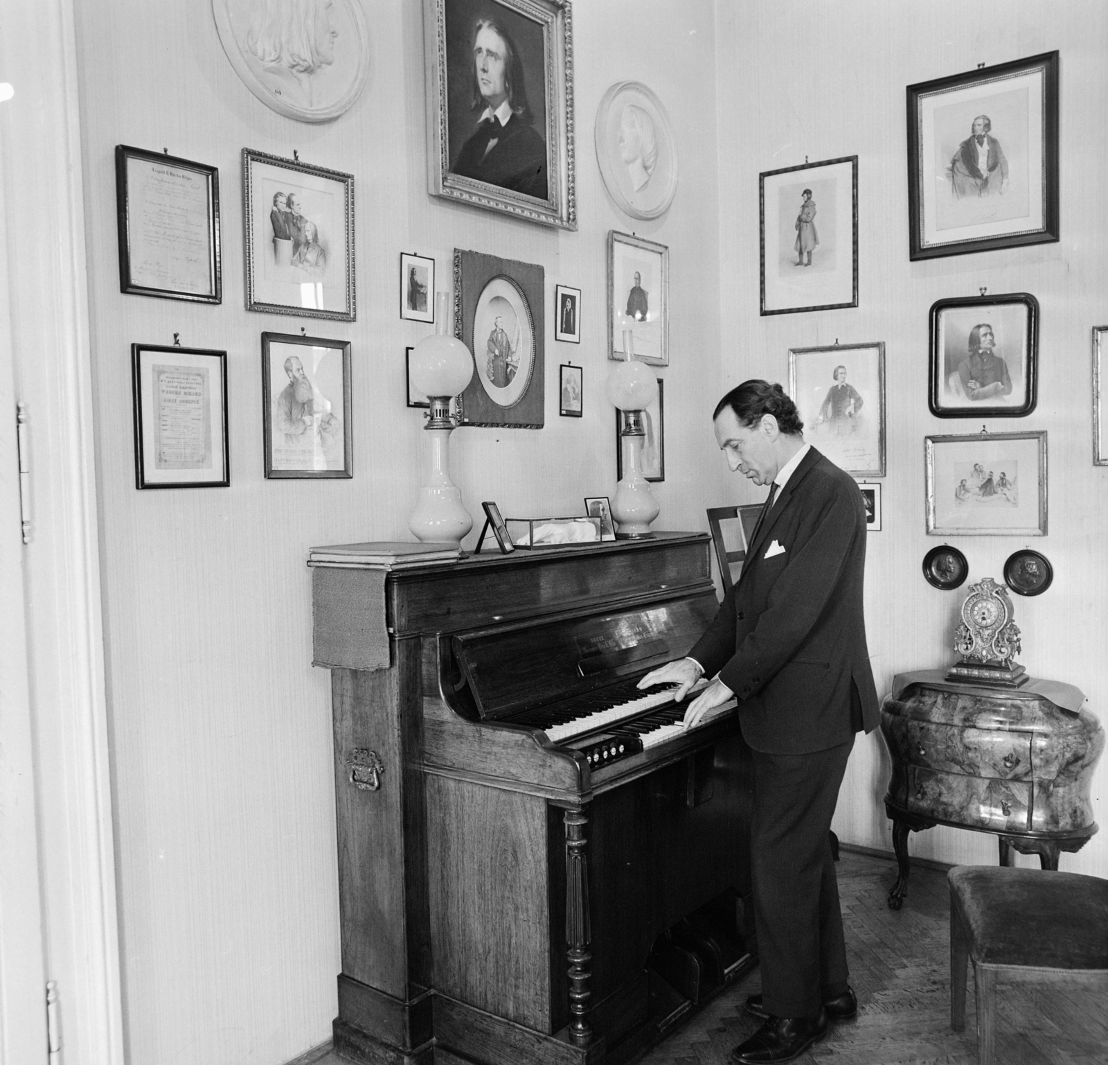 Hungary, Budapest VI., Liszt Ferenc tér 8., Zeneakadémia, Liszt Ferenc Emlékszoba. Sándor György zongoraművész Liszt Ferenc 1877-es pianínó-harmóniuma előtt., 1968, Bojár Sándor, Budapest, painting, Franz Liszt-portrayal, Fortepan #177872