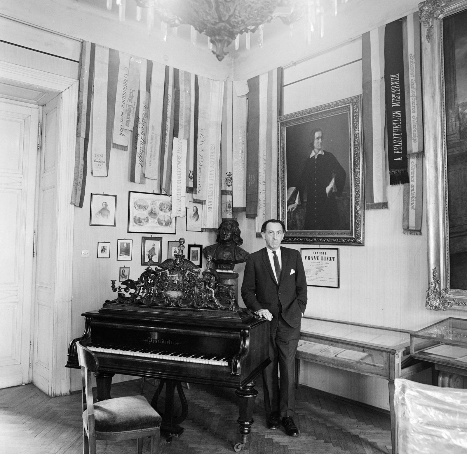 Hungary, Budapest VI., Liszt Ferenc tér 8., Zeneakadémia, Liszt Ferenc Emlékszoba. Sándor György zongoraművész Liszt Ferenc 1867-es Chickering zongorája mellett., 1968, Bojár Sándor, Budapest, painting, Franz Liszt-portrayal, Fortepan #177873