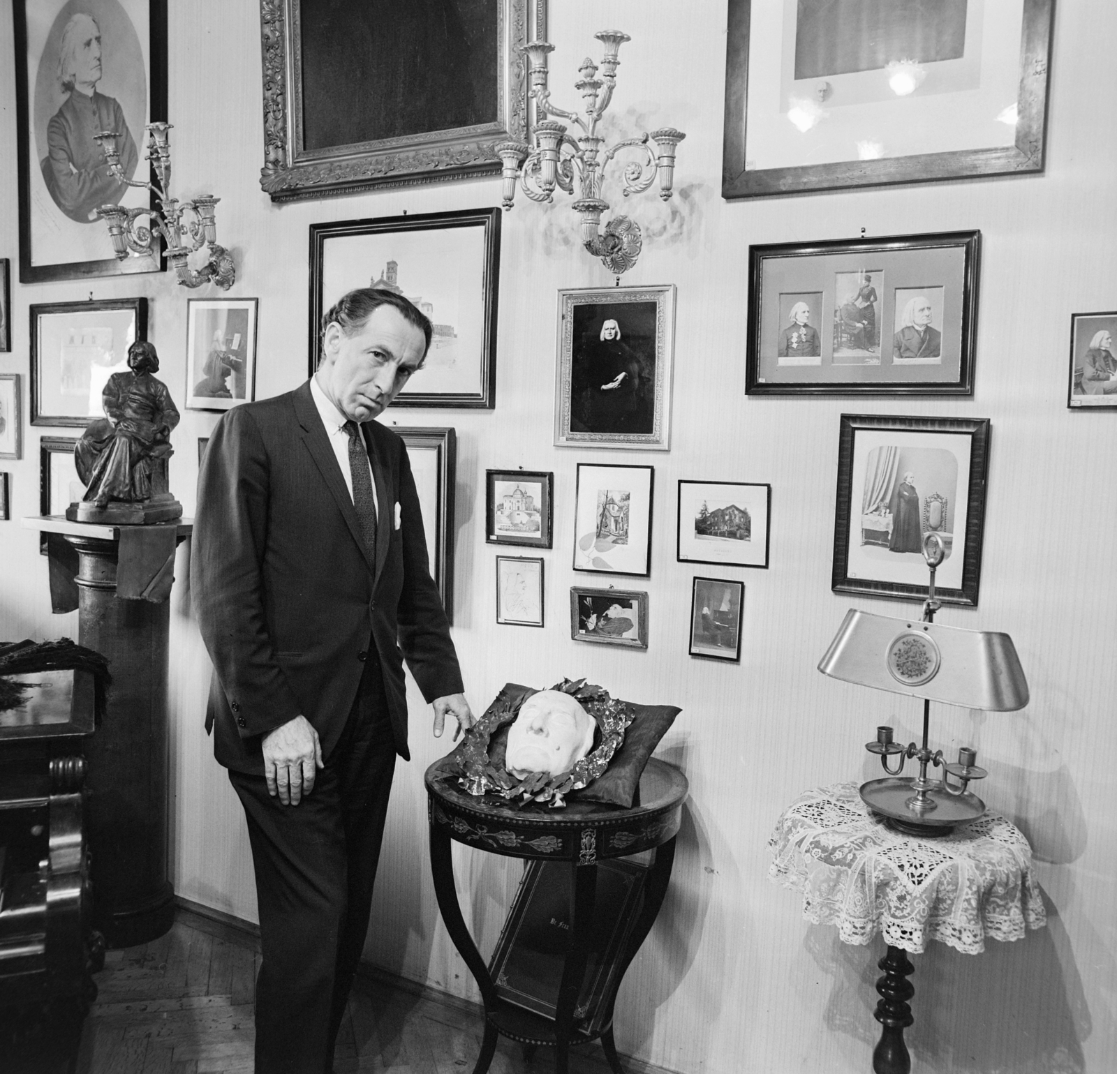 Hungary, Budapest VI., Liszt Ferenc tér 8., Zeneakadémia, Liszt Ferenc Emlékszoba. Sándor György zongoraművész Liszt Ferenc halotti maszkjának gipszmásolata előtt., 1968, Bojár Sándor, Budapest, Franz Liszt-portrayal, lamp bracket, photo in a frame, Fortepan #177874