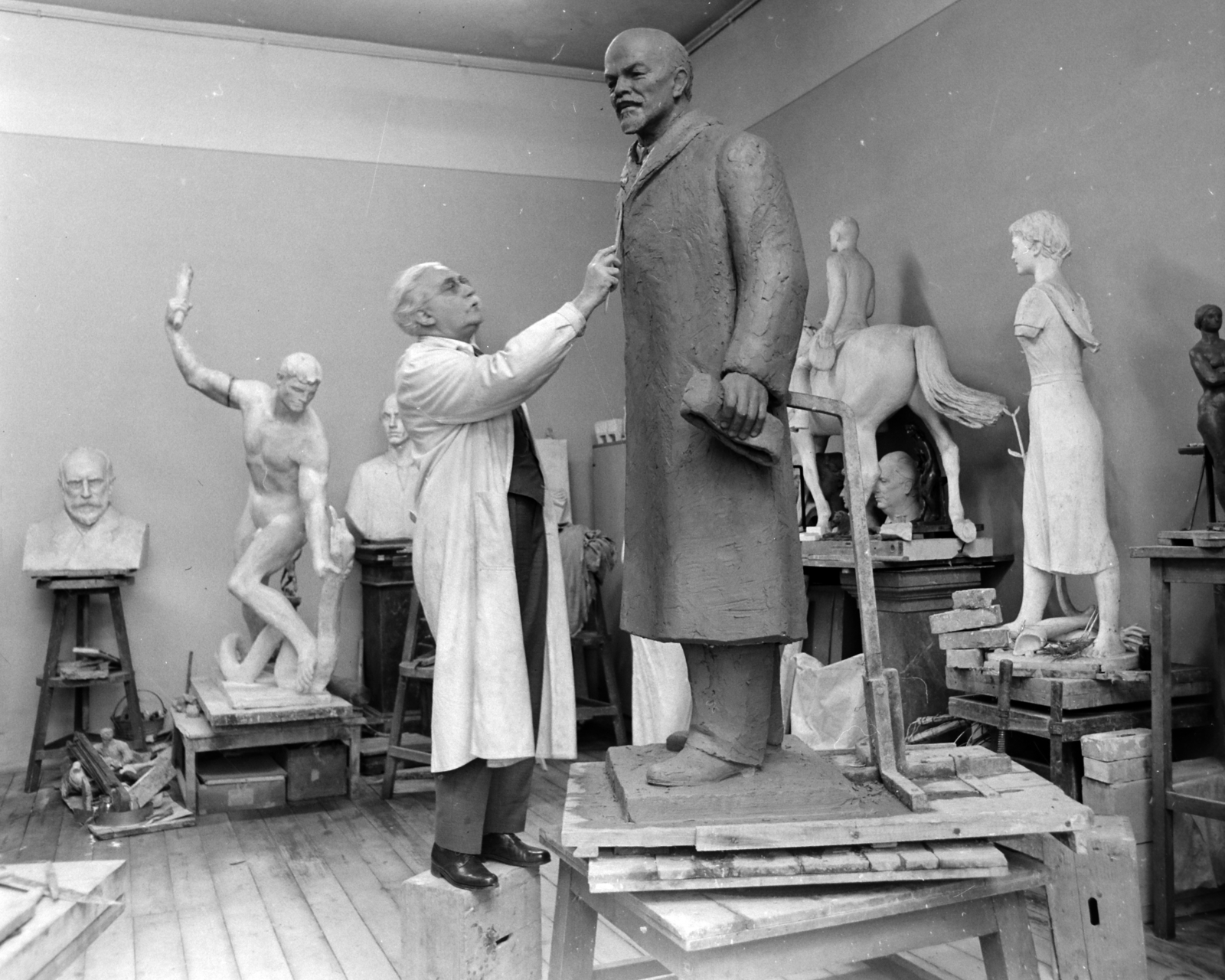 Hungary, Budapest VI., Pátzay Pál szobrászművész epreskerti műtermében az Ötvenhatosok tere (Felvonulási tér)-re készülő Lenin szobor gipszmintáján dolgozik., 1964, Bojár Sándor, Budapest, studio, statue plans, Fortepan #177896