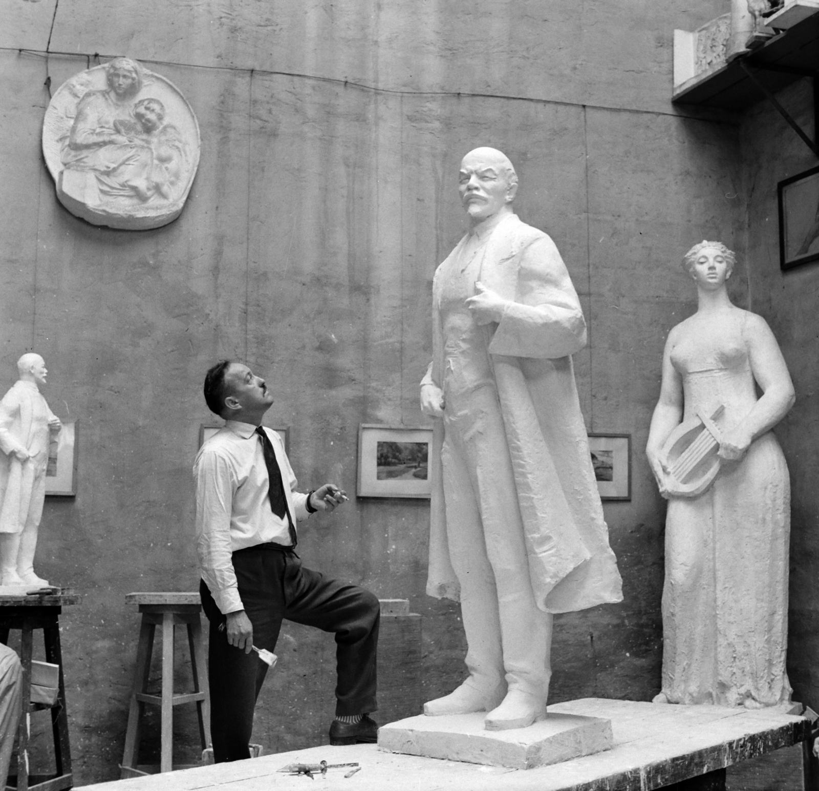 Hungary, Budapest I., Tigris utca 55., Marton László szobrászművész a műtermében Lenin szobrának gipszmintáján dolgozik. Később a bronzba öntött szobor Gyulán került felállításra. Jobbra a Múzsa című szobrának gipszmintája., 1964, Bojár Sándor, Budapest, Best of, studio, statue plans, Lenin-portrayal, Fortepan #177910