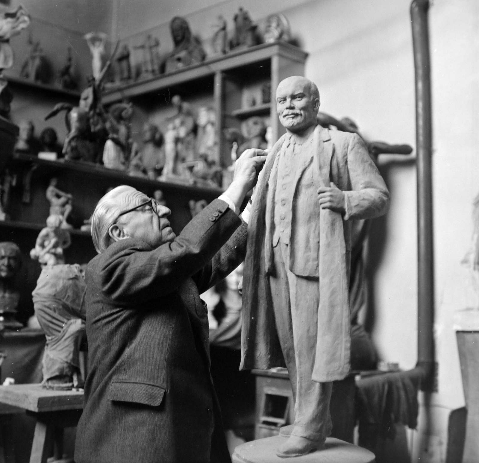 Hungary, Budapest XIV., Stefánia (Népstadion) út 20. Kisfaludi Strobl Zsigmond szobrászművész műtermében Lenin szobrának agyagmodelljén dolgozik. A bronzból készült szobor később Szombathelyen lett felállítva., 1964, Bojár Sándor, Budapest, studio, statue plans, Fortepan #177913