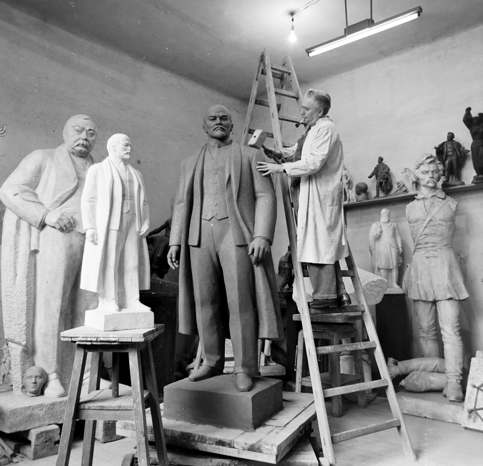 Hungary, Budapest XV., Batthyány utca, Kocsis András szobrászművész műtermében a később Szolnokon felállított Lenin szobrának az agyagmintáján dolgozik., 1964, Bojár Sándor, Budapest, studio, Fortepan #177924