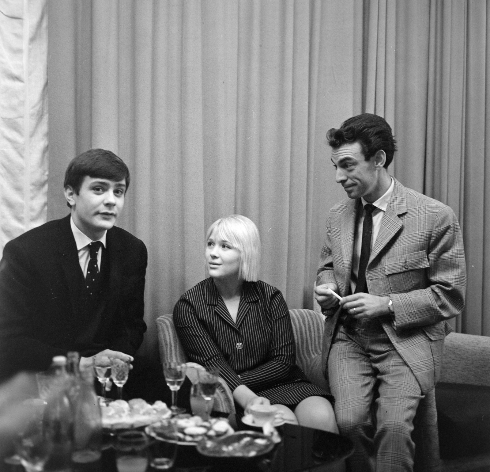 Hungary, Budapest VI., Városligeti (Gorkij) fasor 38., Filmklub. Balról Nyikita Mihalkov és Galina Polszkih színművészek, a Moszkvai séta című szovjet film főszereplői. A magyarországi bemutató alkalmával Nyikita Mihalkov "magyar hangjával" ifj. Latabár Kálmánnal beszélgetnek., 1964, Bojár Sándor, Budapest, Fortepan #177928