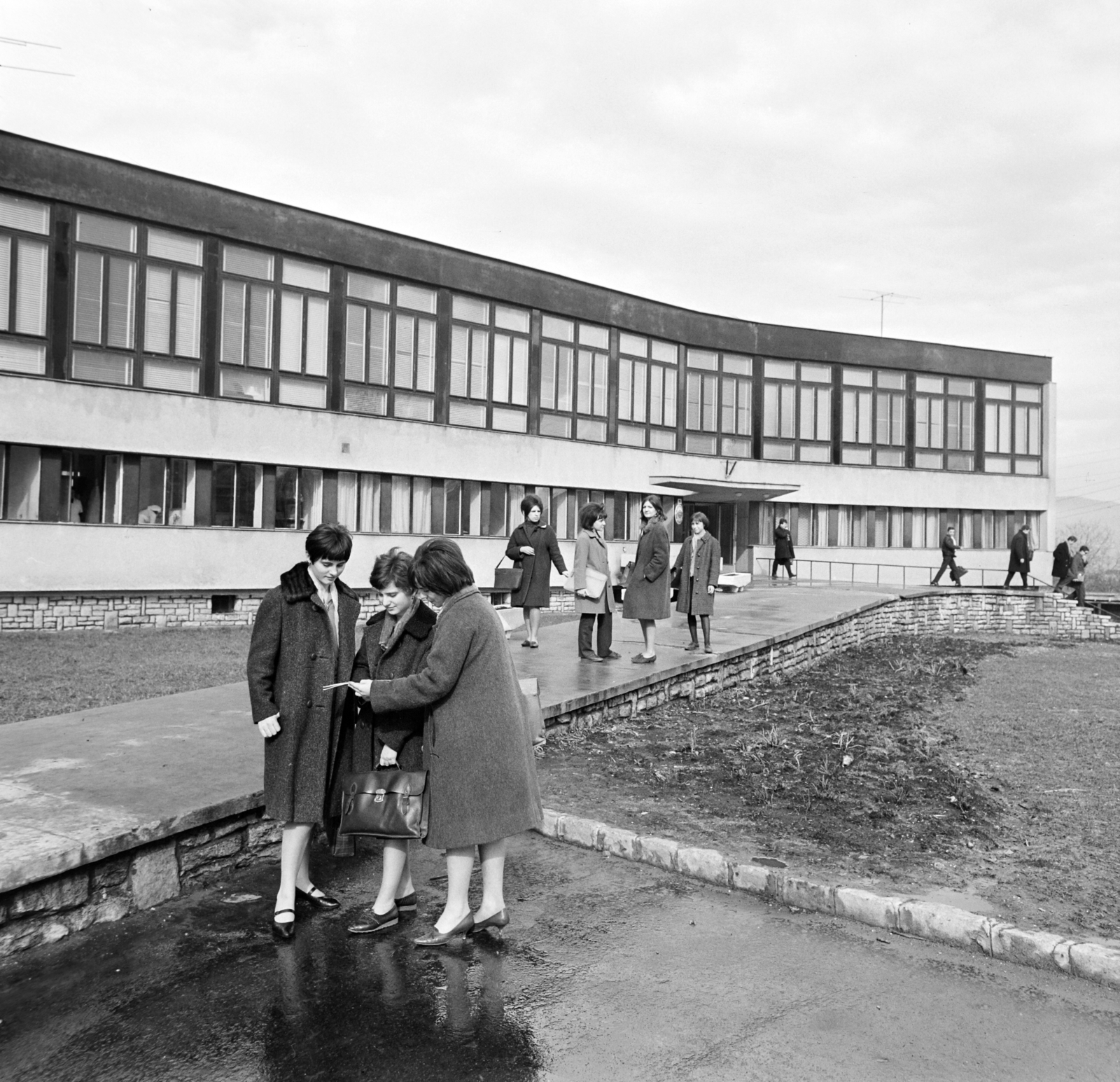 Hungary, Esztergom, Szent István (Béke) tér, Martos Flóra Leánykollégium (később Kőrösy László Középiskolai Kollégium)., 1966, Bojár Sándor, Fortepan #177962