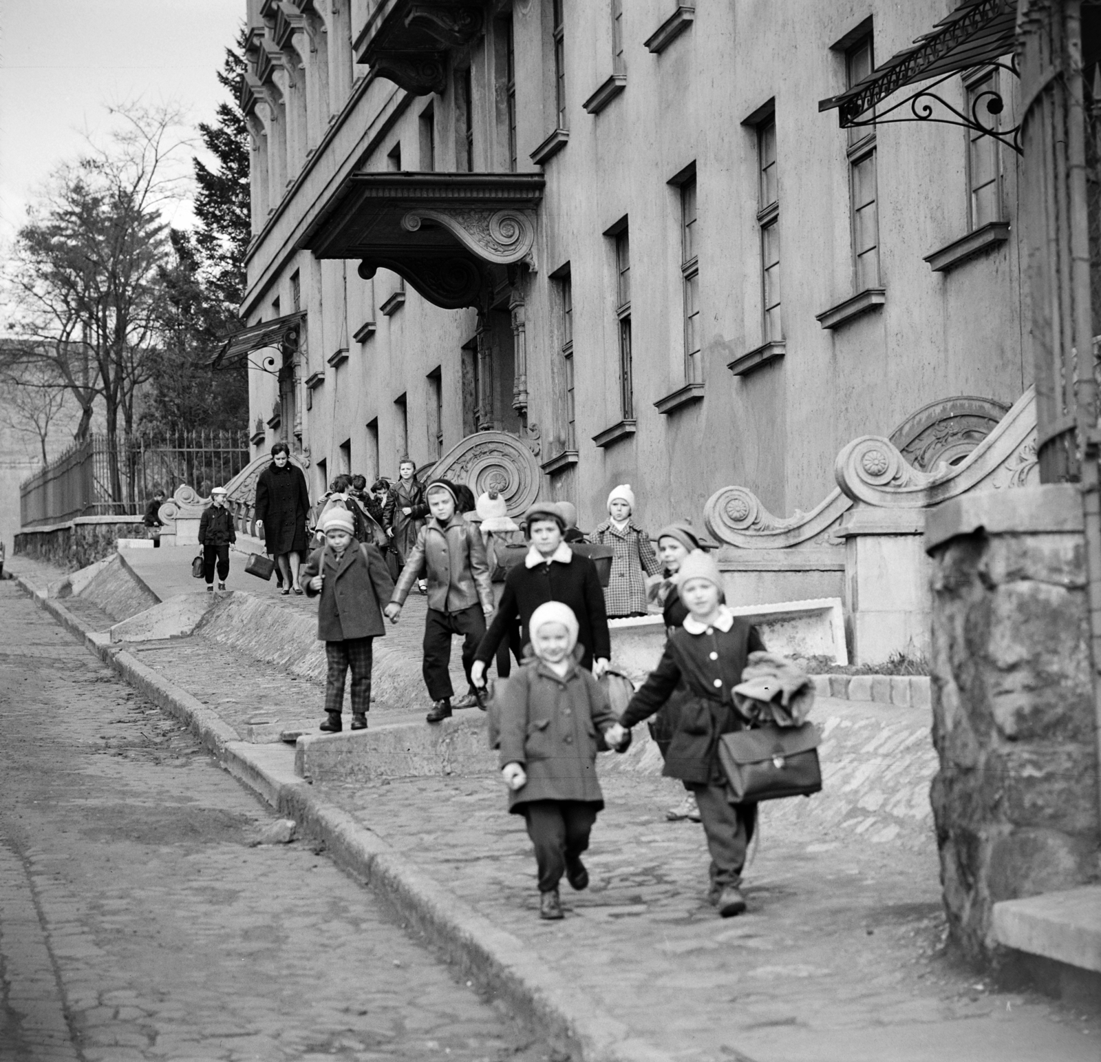 Hungary, Esztergom, Majer István út (Makarenkó utca), Esztergomi Tanítóképző Intézet (egykor Érseki Tanítóképző, ma Vitéz János Tanárképző Központ), 1966, Bojár Sándor, Fortepan #177964