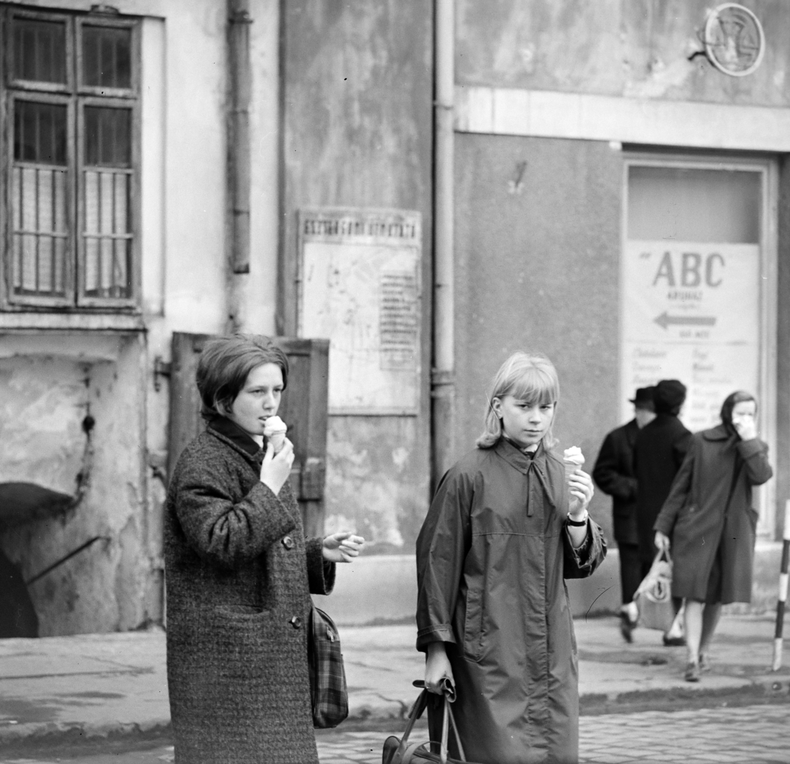 Hungary, Esztergom, a Lőrinc utca (Mártírok útja) mára elbontott egyik háza a Rákóczi tér közelében., 1966, Bojár Sándor, Fortepan #177967