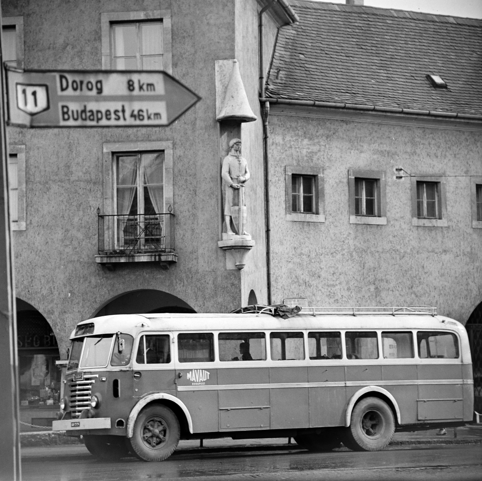 Hungary, Esztergom, a Kossuth Lajos utca 2. számú ház a Rákóczi tér sarkán. A helyén állt a Három szerecsen fogadó. A házon Lőrinc kapitány szobra (Tar István, 1955.)., 1966, Bojár Sándor, Fortepan #177971