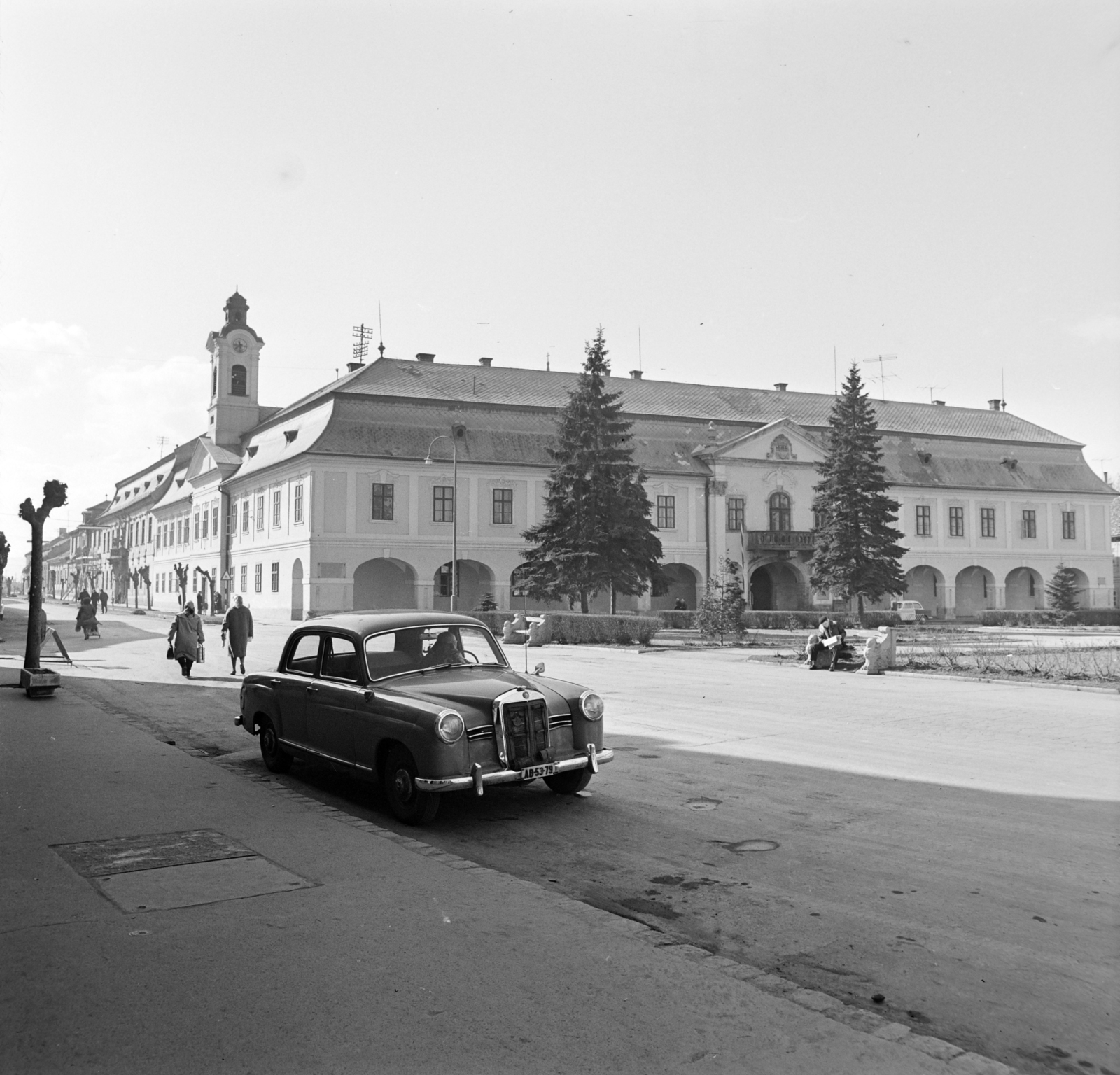 Hungary, Esztergom, Széchenyi tér, a Városi Tanács székháza, ma Polgármesteri Hivatal., 1966, Bojár Sándor, Fortepan #177972