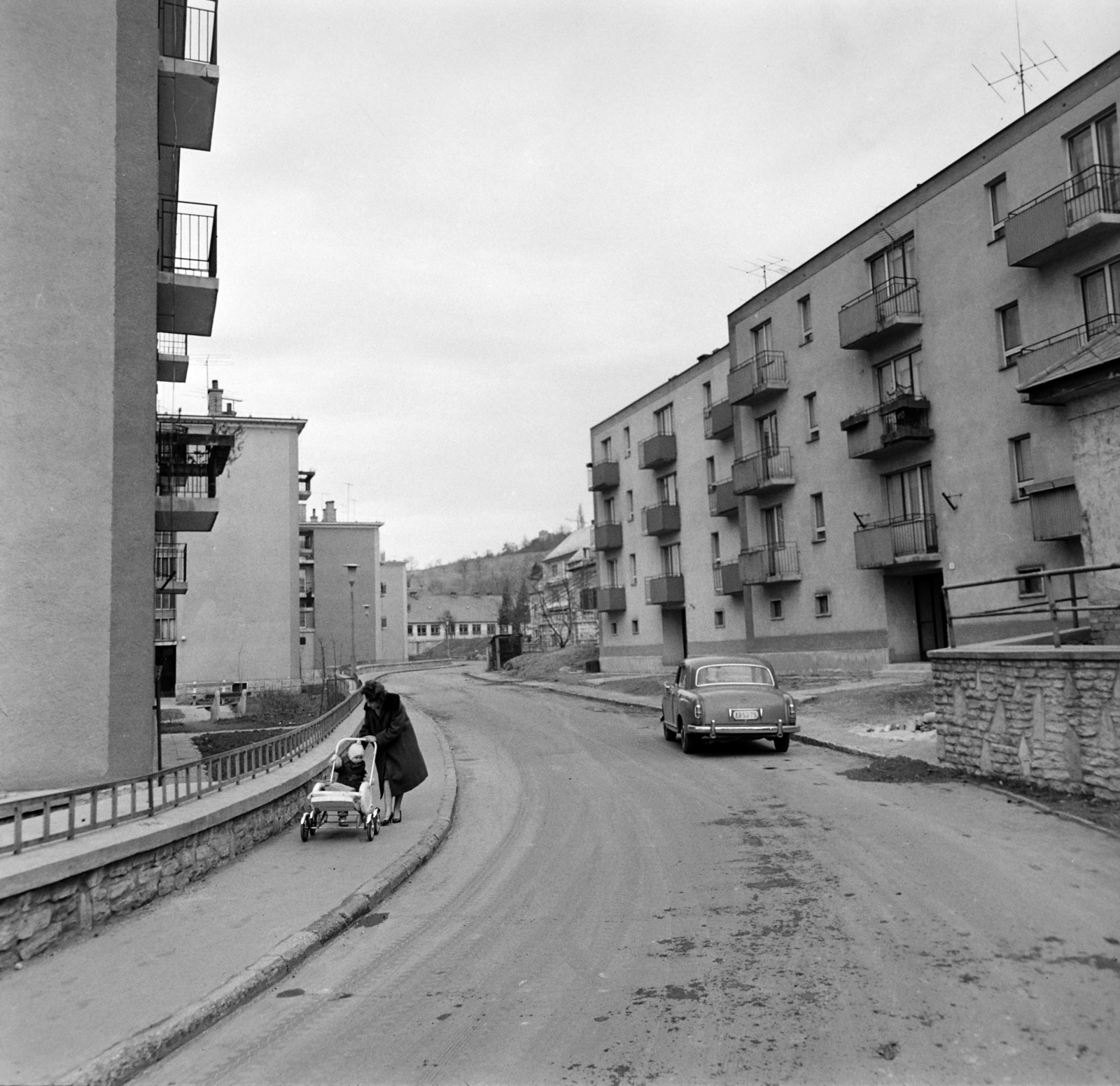 Magyarország, Esztergom, Aranyhegyi út a Babits Mihály út felől nézve., 1966, Bojár Sándor, Fortepan #177973