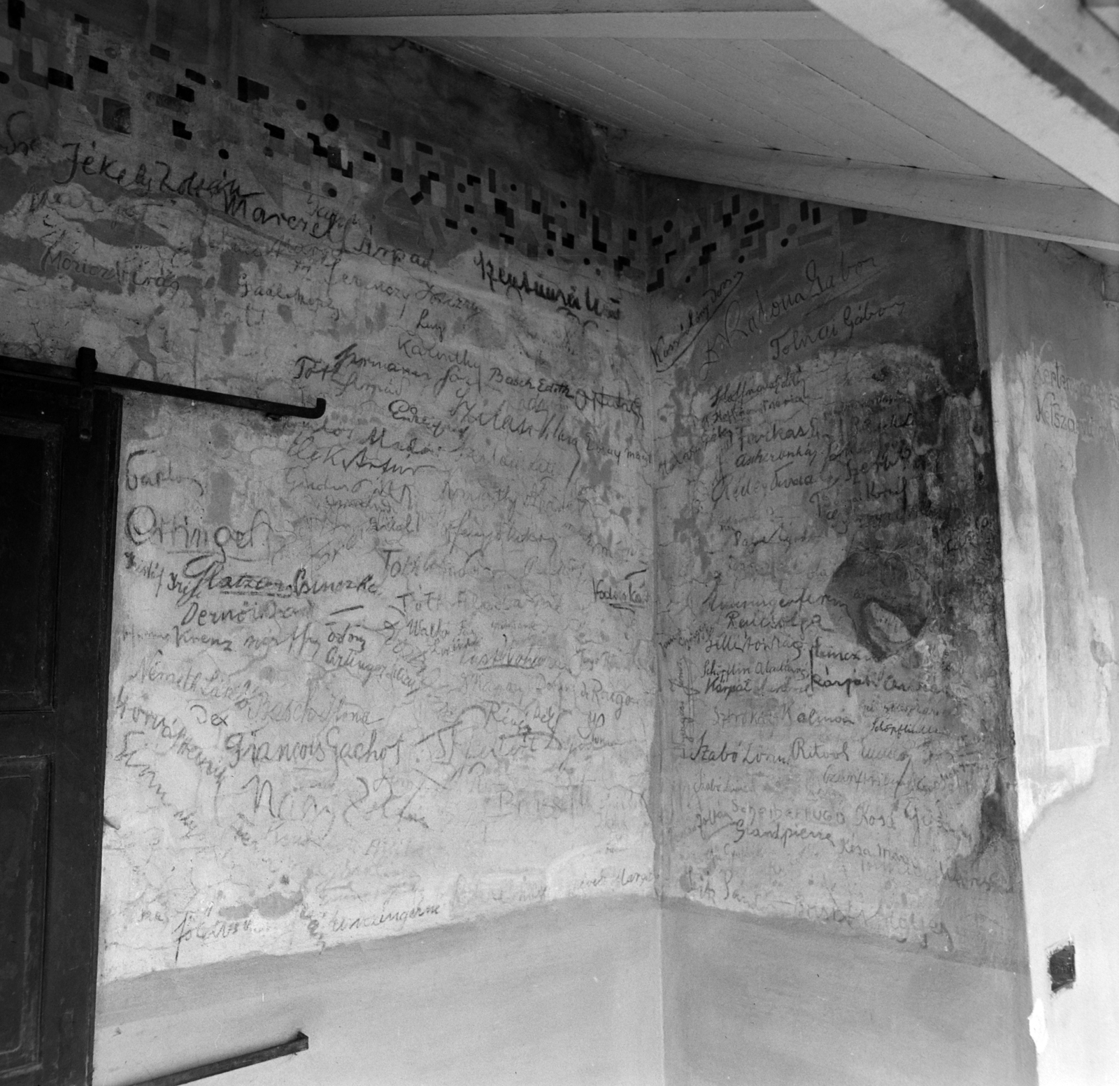 Magyarország, Esztergom, Babits Mihály utca 11., az autogramfal számos híres művész kézjegyével. A villa Babits Mihály nyaralója volt, ma Babits Mihály Emlékház., 1966, Bojár Sándor, emlékhely, Fortepan #177974