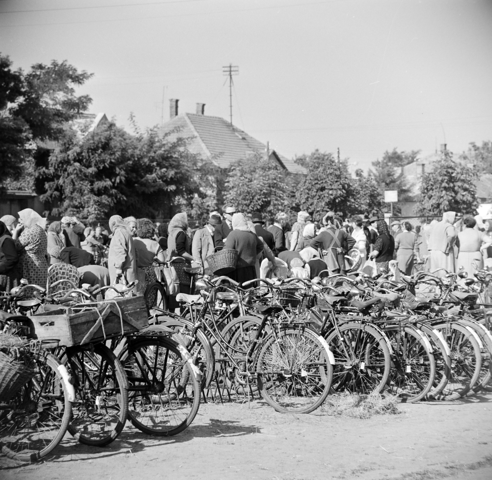 Hungary, Nagykőrös, Kálvin tér a Filó Lajos utca sarok felé nézve., 1965, Bojár Sándor, bicycle, bicycle holder, Fortepan #177993
