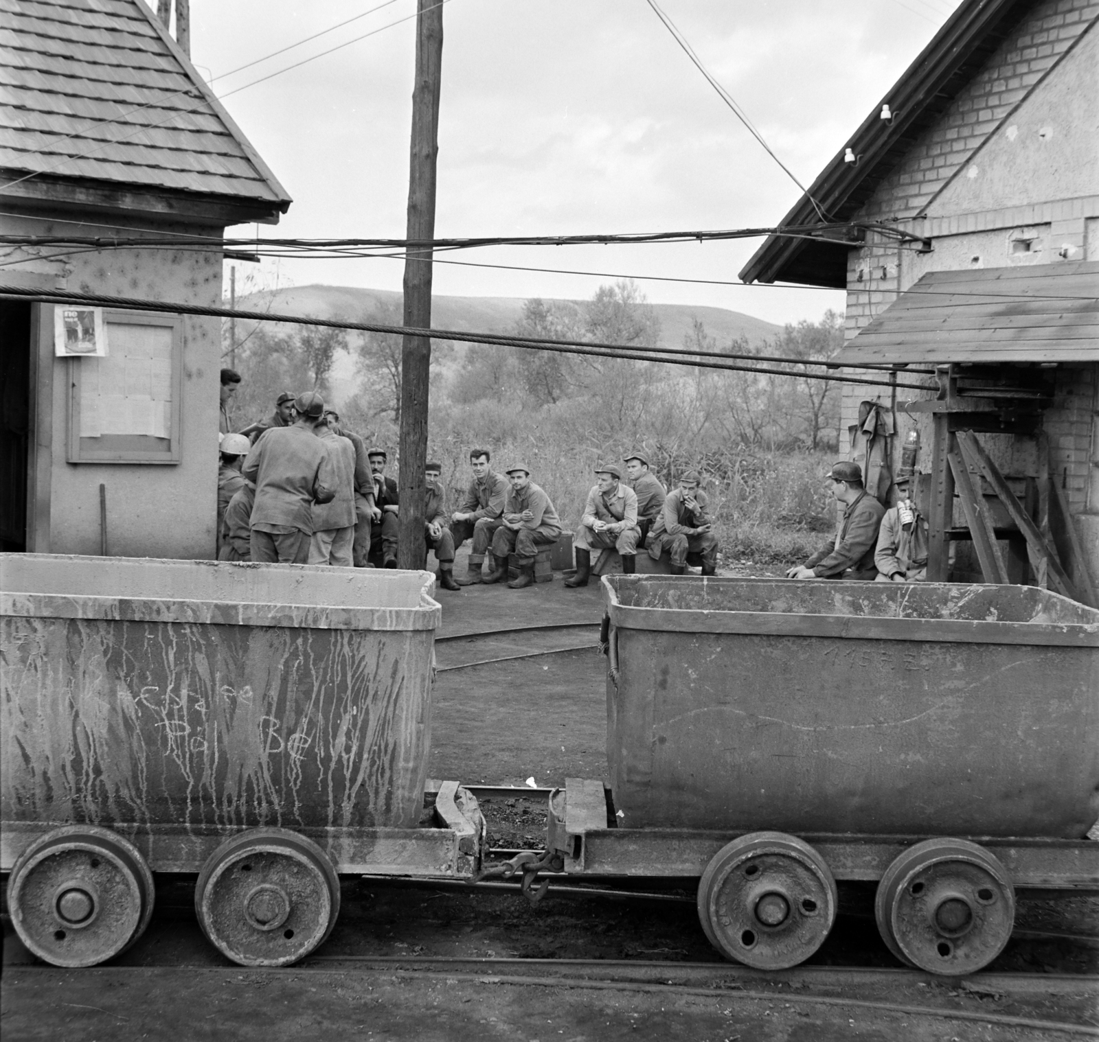 Magyarország, Bátonyterenye, Kisterenye (ekkor önálló), Csigakút-lejtősakna, vájárok műszakváltáskor., 1966, Bojár Sándor, csille, Fortepan #178002