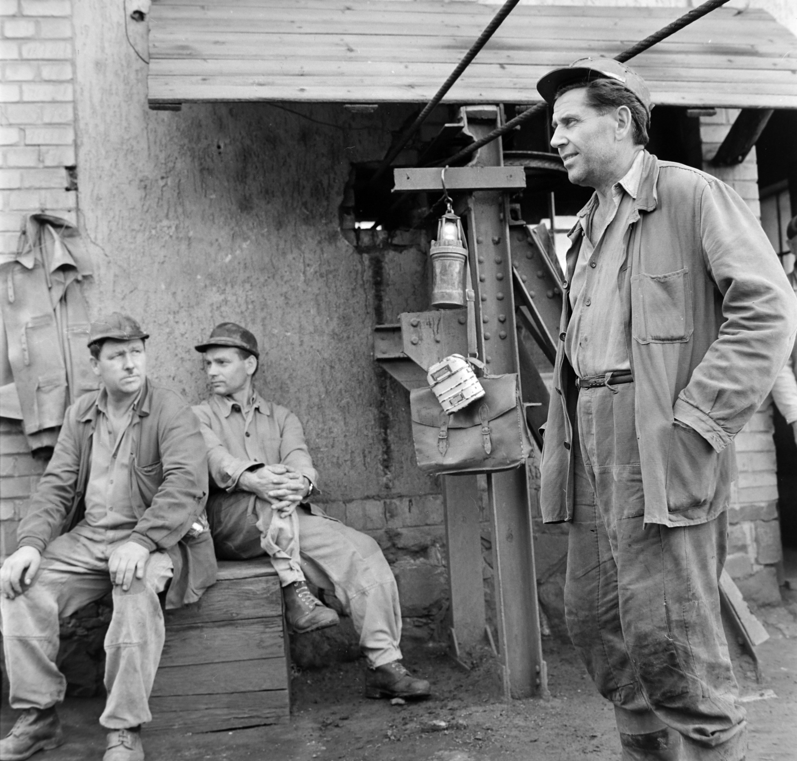 Magyarország, Bátonyterenye, Kisterenye (ekkor önálló), Csigakút-lejtősakna, vájárok műszakváltáskor., 1966, Bojár Sándor, Fortepan #178008